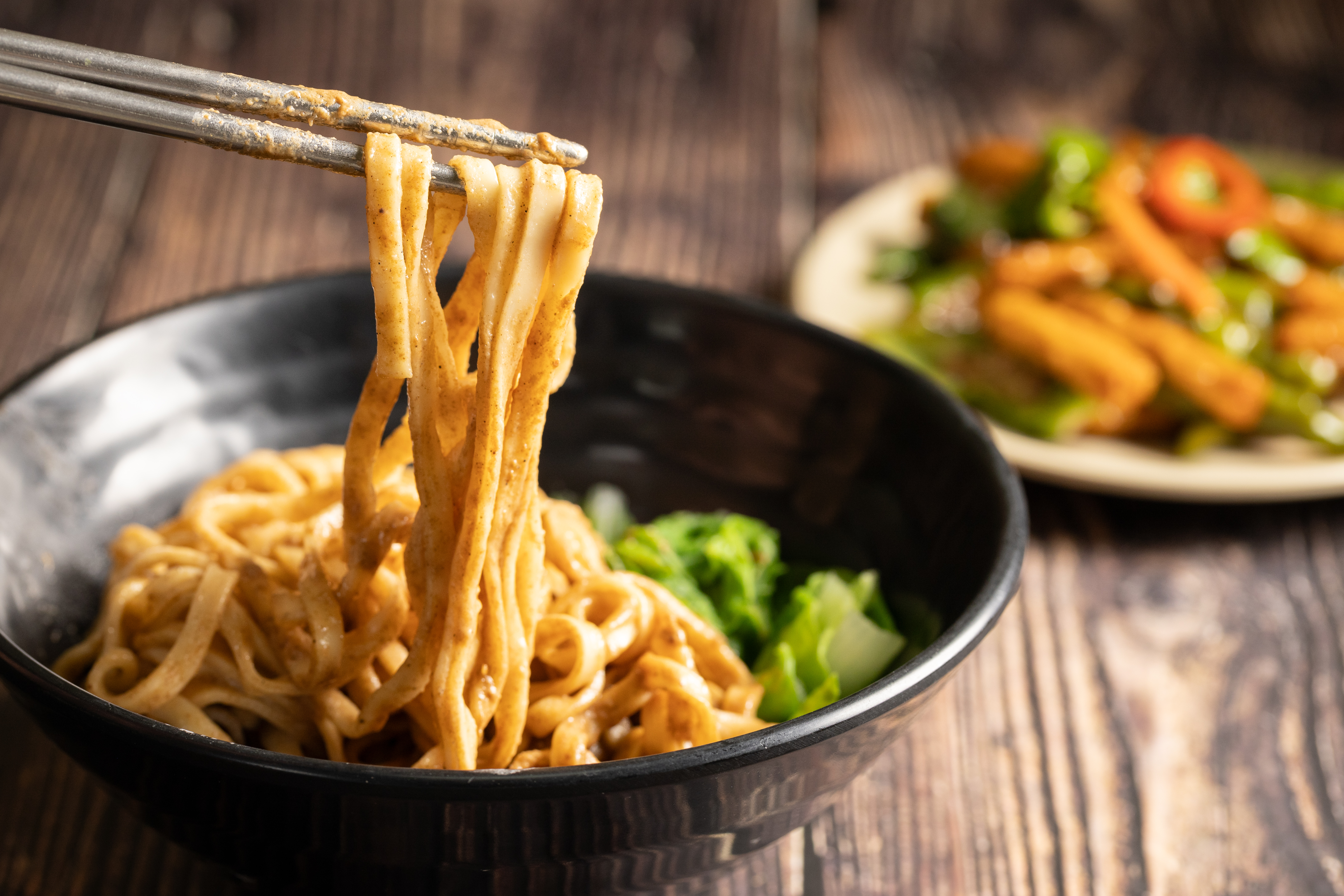 「麻醬麵」要趁熱拌勻,讓扁麵完全沾裹香濃醬汁,吃起來才夠味。(50元/小碗)