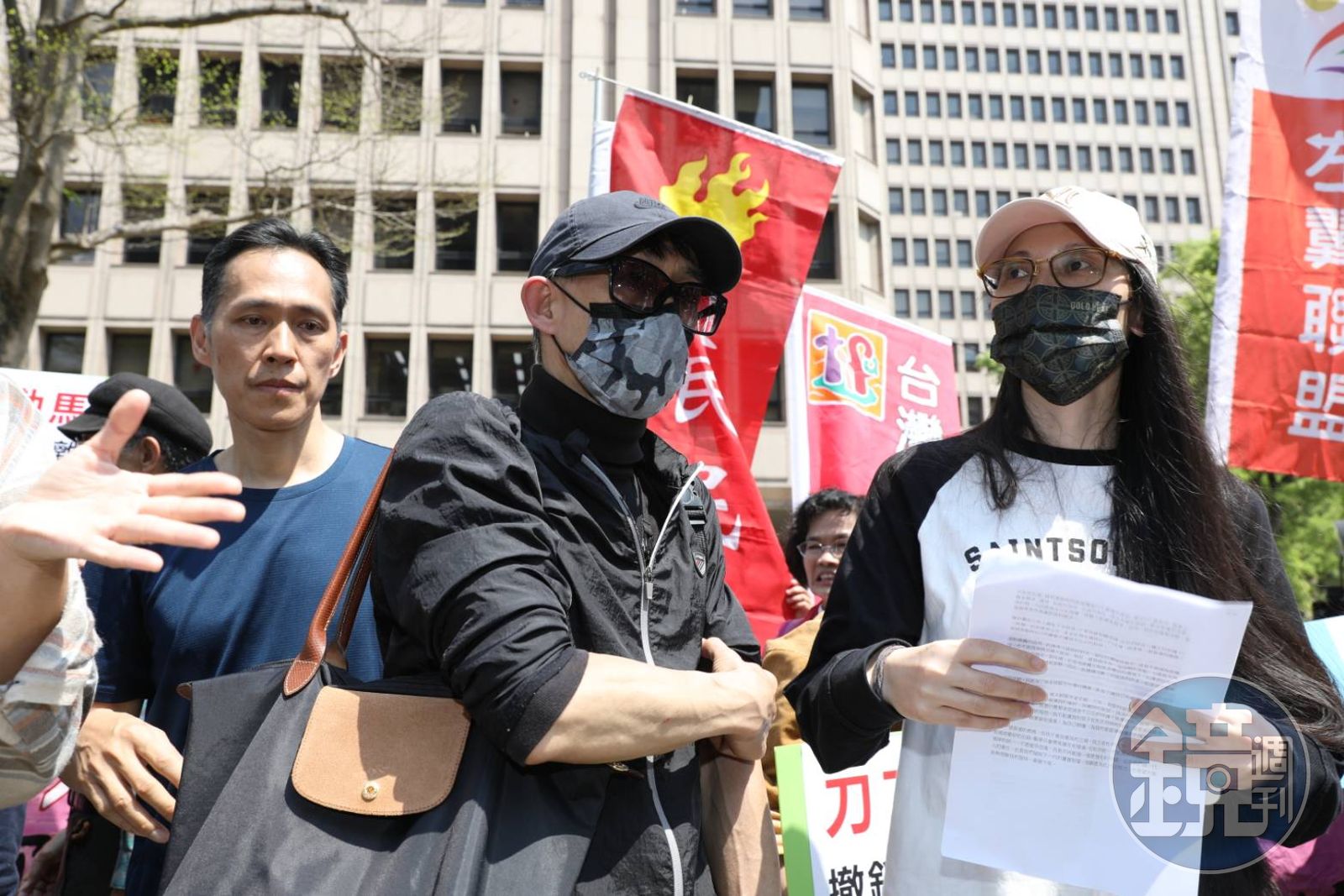 亞亞與她老公今上午現身內政部外，亞亞還喊「主張和平統一」。 