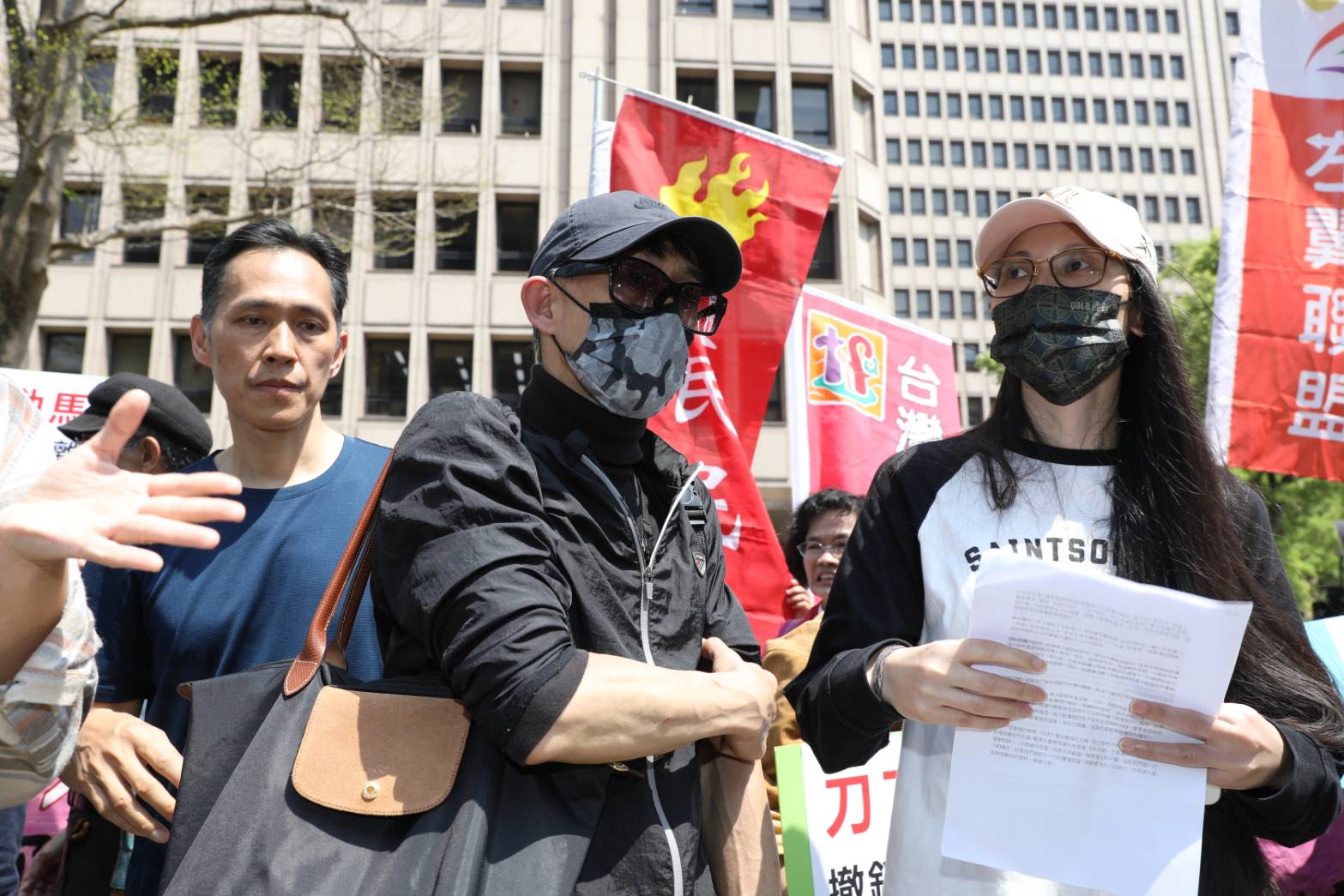 亞亞與她老公今上午現身內政部外,亞亞還喊「主張和平統一」。