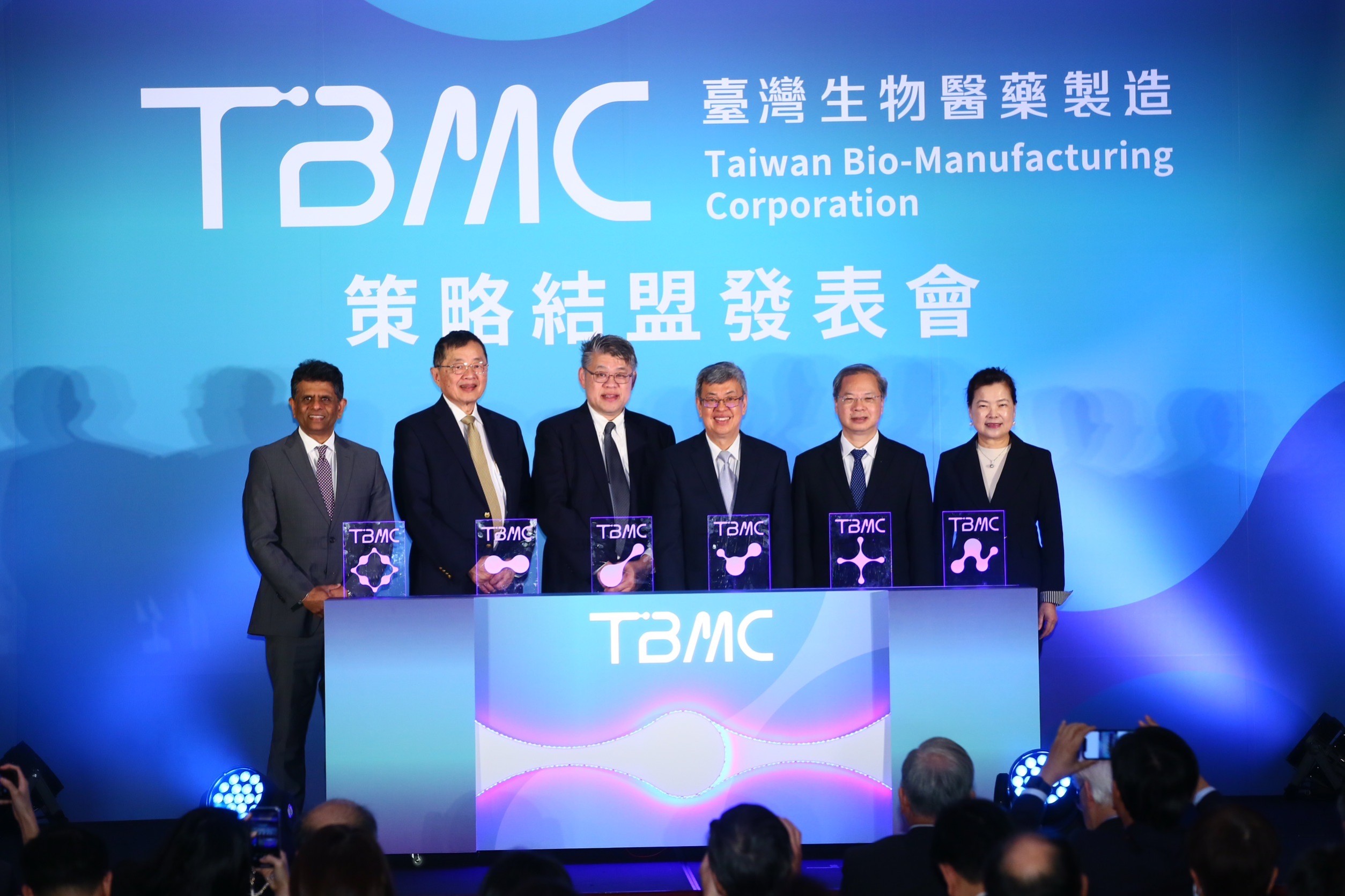 循台積電當年與荷商飛利浦技轉入股模式，台灣生物製藥（TBMC）今日與美國韌力進行技術結盟簽約儀式。