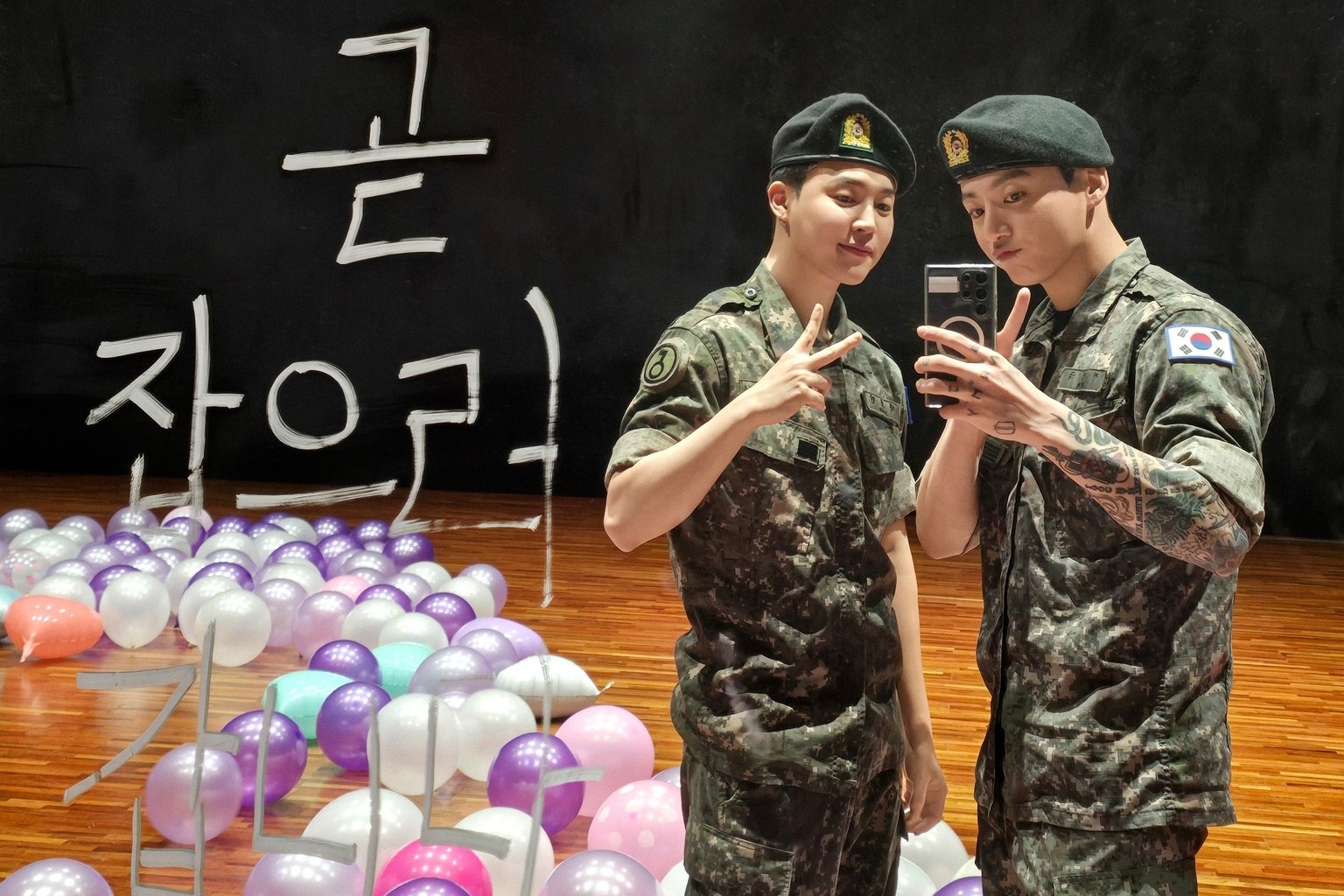 柾國（右）與同團成員Jimin（左）於在京畿道漣川舉行退伍儀式，現場吸引上百名粉絲迎接。（翻攝自@BTS_twt）