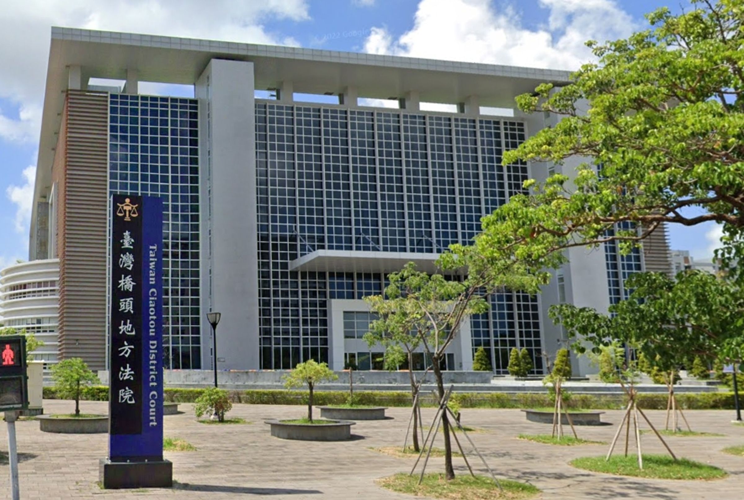 橋頭地方法院法官石育恩被指控協助鄭鴻威藏匿現金300萬。(翻攝自google map)