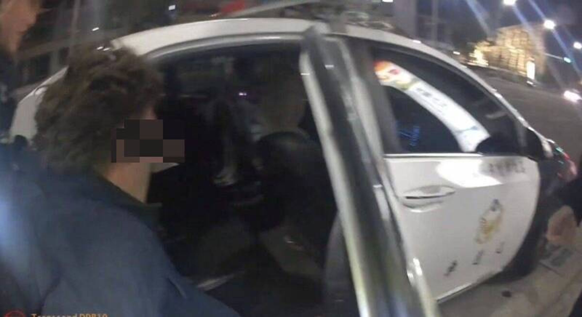 高雄六合夜市一名外籍男因不勝酒力情緒失控，遭警方帶回派出所實施保護管束。（翻攝畫面）