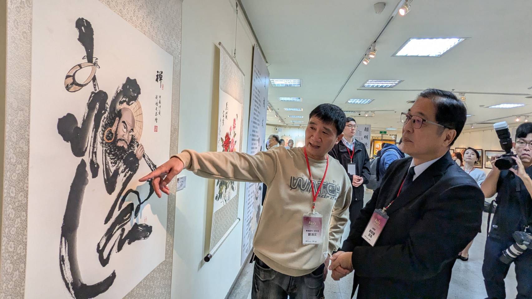 更生藝術家劉鴻文因販賣毒品遭判刑21年入監服刑，但有母愛和妻子的支持，如今在繪畫中找到新生力量。