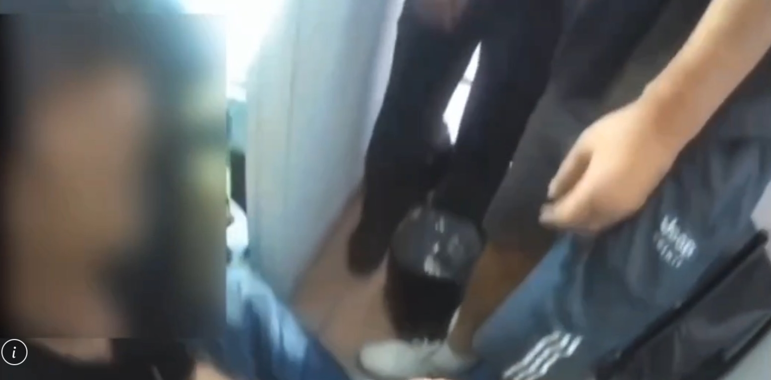 鄭男（左）情緒激動，員警使用電擊槍後將他上銬制伏。（翻攝畫面）