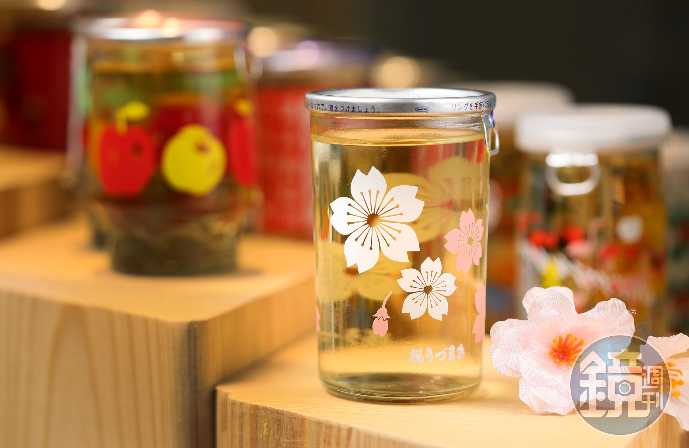 來自愛媛縣的「櫻漩渦SAKURA UZUMAKI上撰」瓶身以櫻花圖樣設計，靈感來自於當地的賞櫻名所八竹山。（280元／瓶）