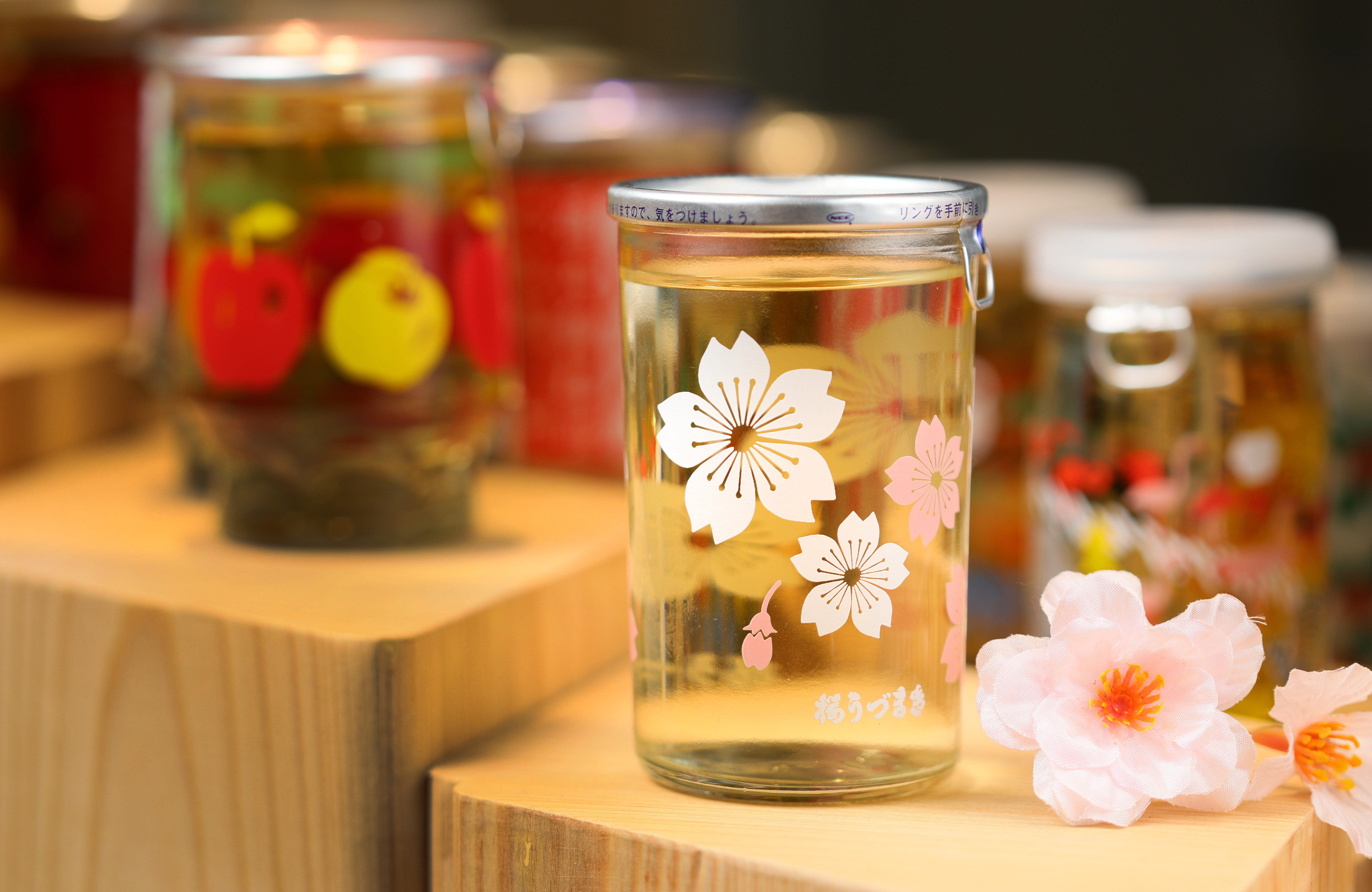 來自愛媛縣的「櫻漩渦SAKURA UZUMAKI上撰」瓶身以櫻花圖樣設計，靈感來自於當地的賞櫻名所八竹山。（280元／瓶）