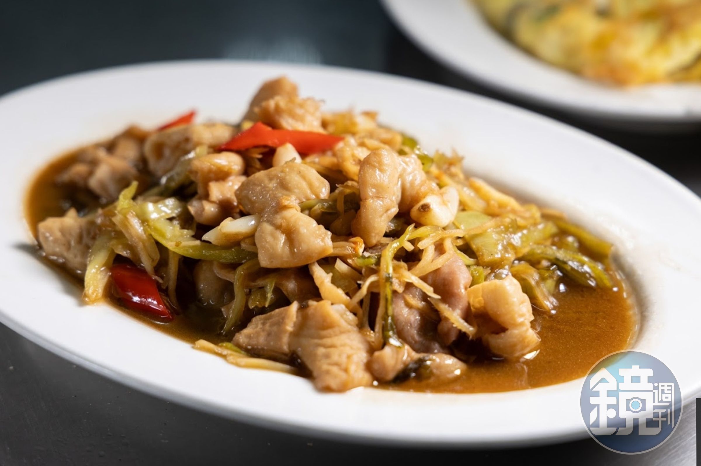 「老二腿庫飯」的酸菜炒大腸是天后江蕙最愛的菜色。（鄭祺耀攝）