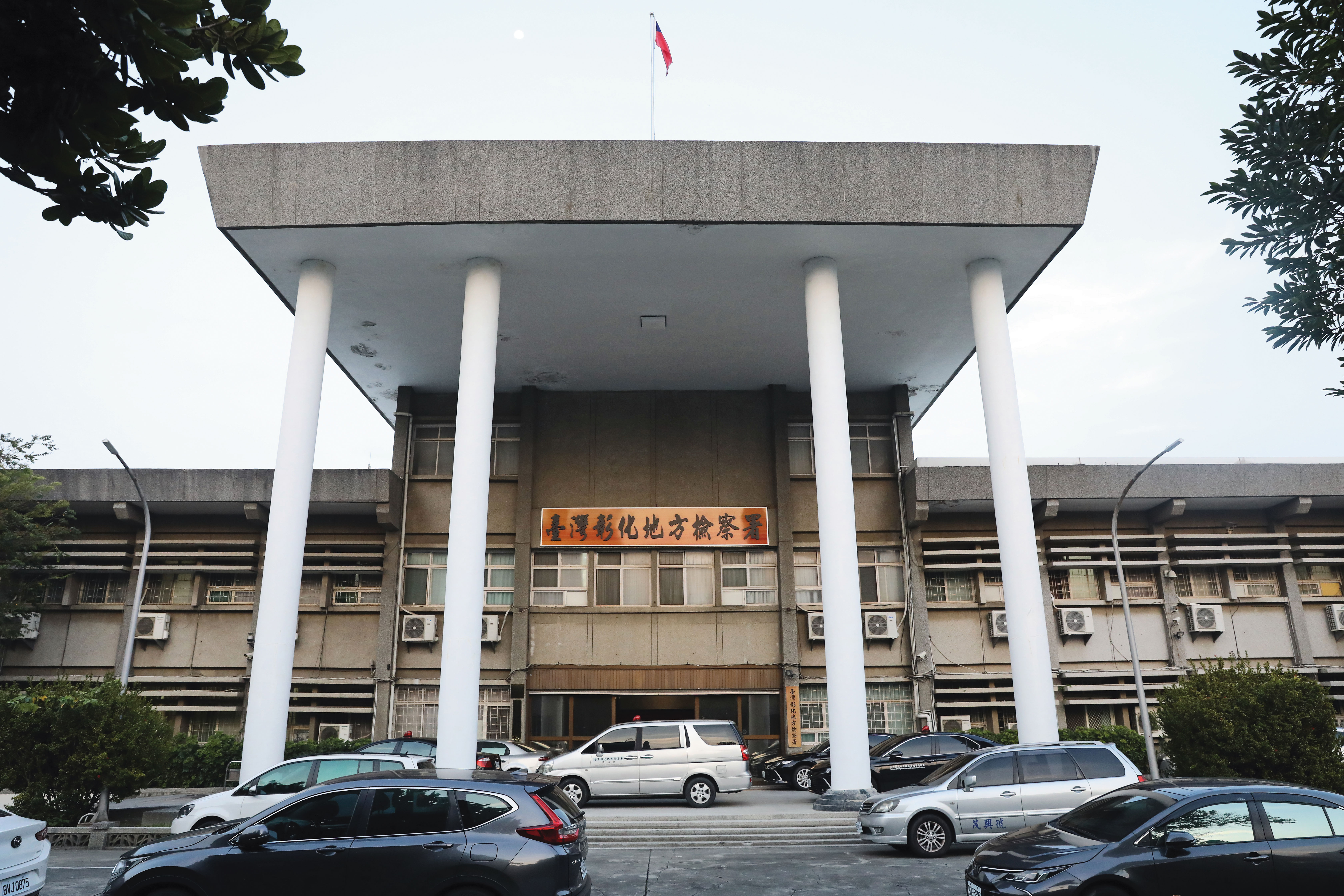 針對塗銷抵押權登記官司，法 院一審目前已裁定由A小姐勝 訴，但陳錦龍等人仍可上訴。