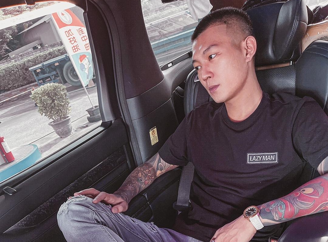 小商人曬出即將刊登「乾兄妹」在廣告車上的資訊內容，吸引網紅「鳳梨」吳泓逸留言力挺。（翻攝自鳳梨 吳泓逸臉書）