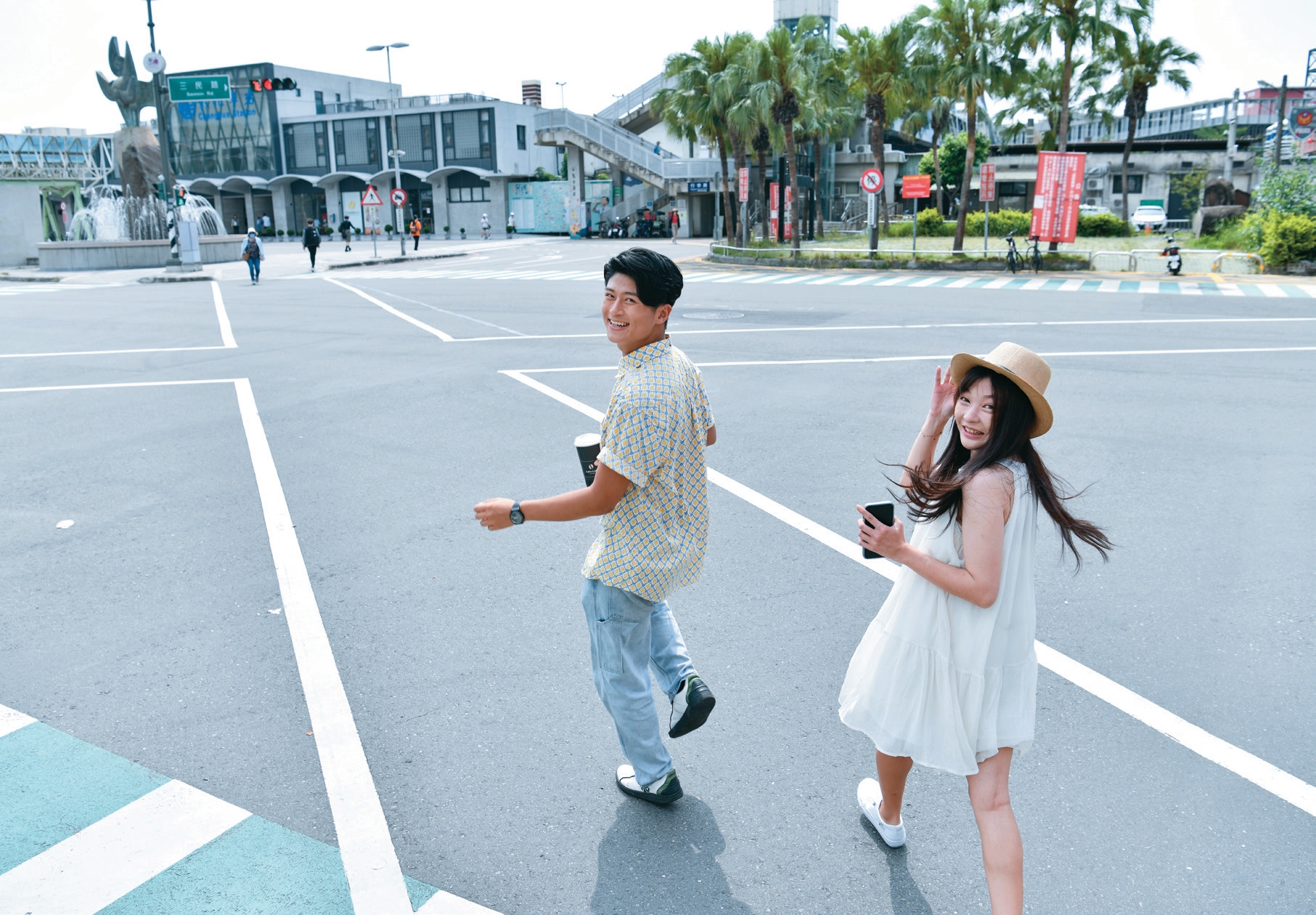 彰化火車站前道路設置行人專用時相號誌，於路口劃設對角線X字型白色實線，提升行人穿越路口安全。