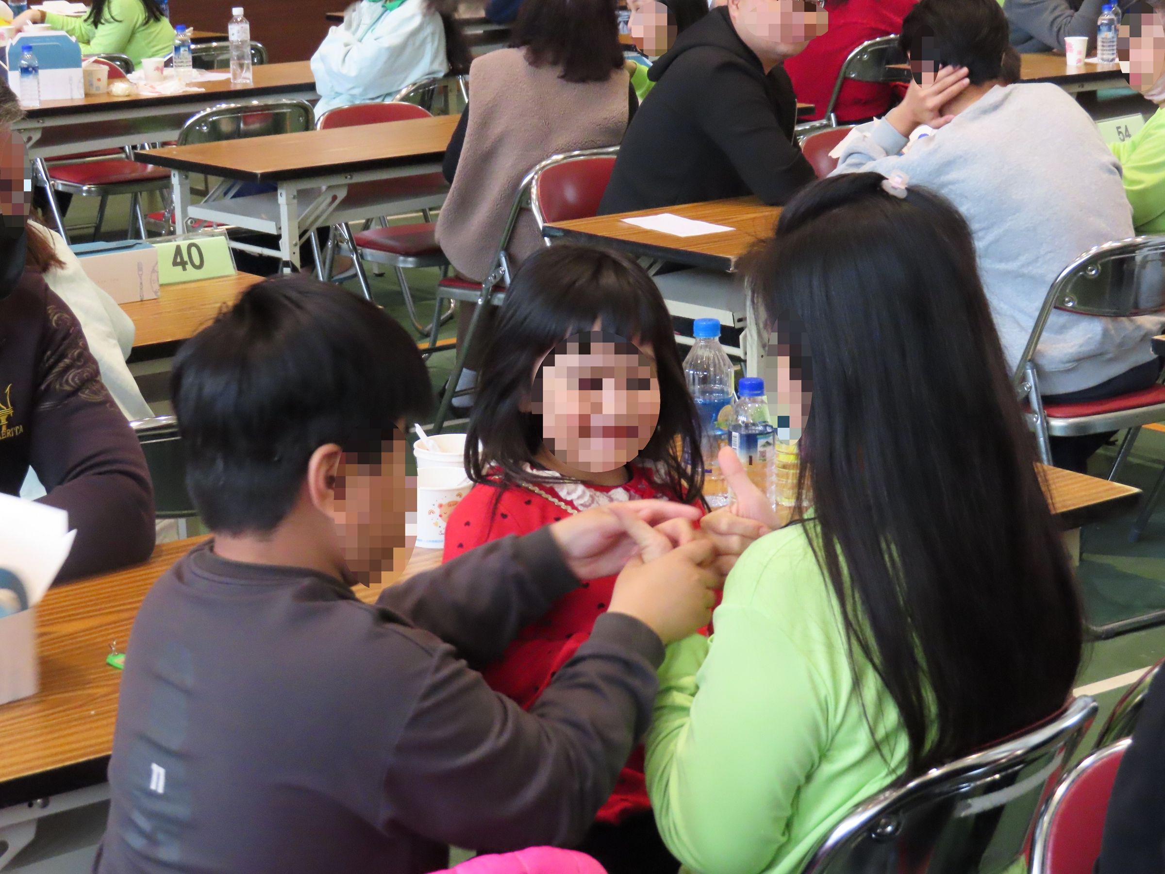 許久不見母子三人玩遊戲,溫馨感動。(女監提供)