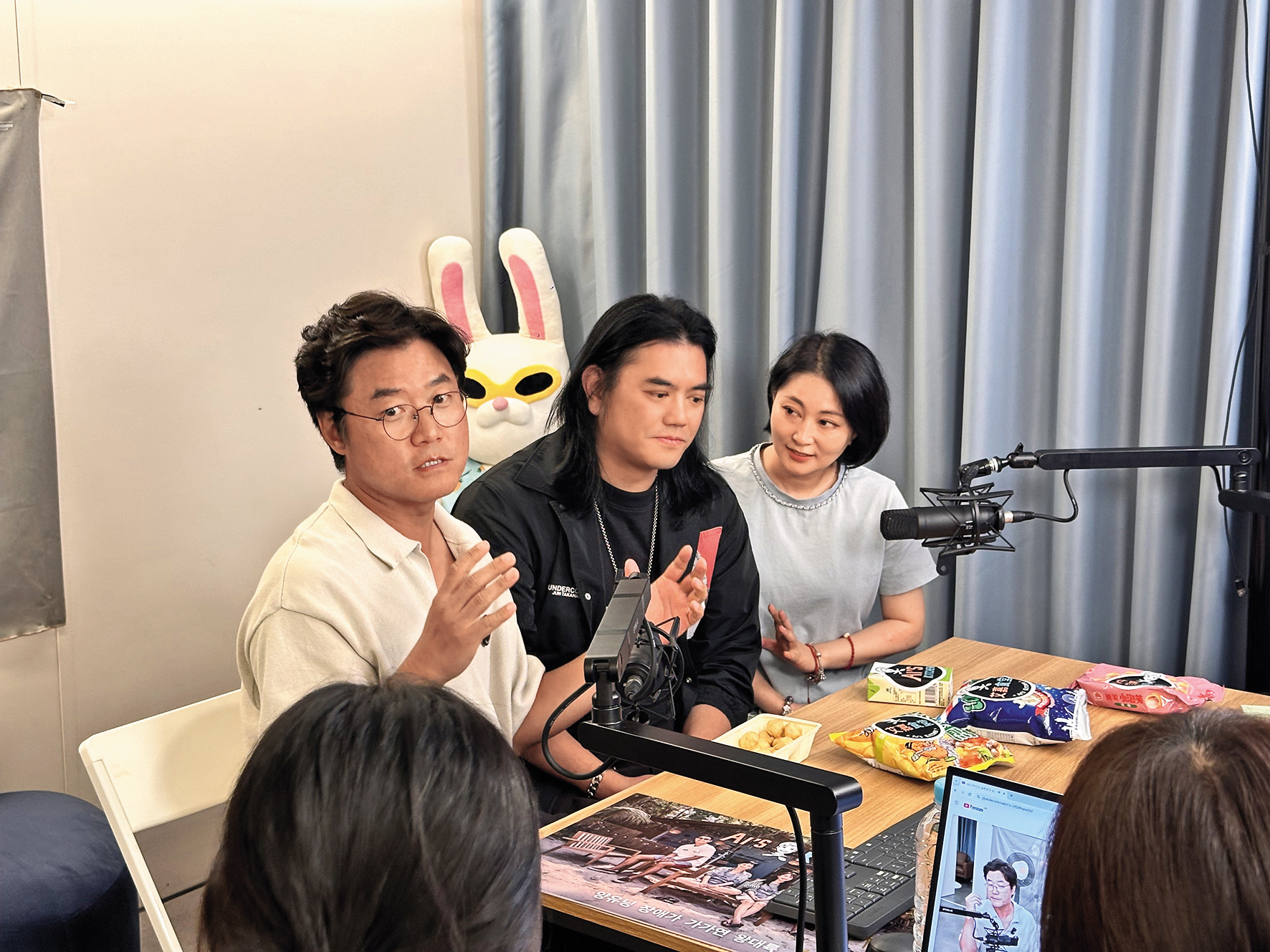  羅PD（左）邀請B2（中）上他主持的直播節目宣傳《艾嘉食堂》。（泰坦星文創提供）