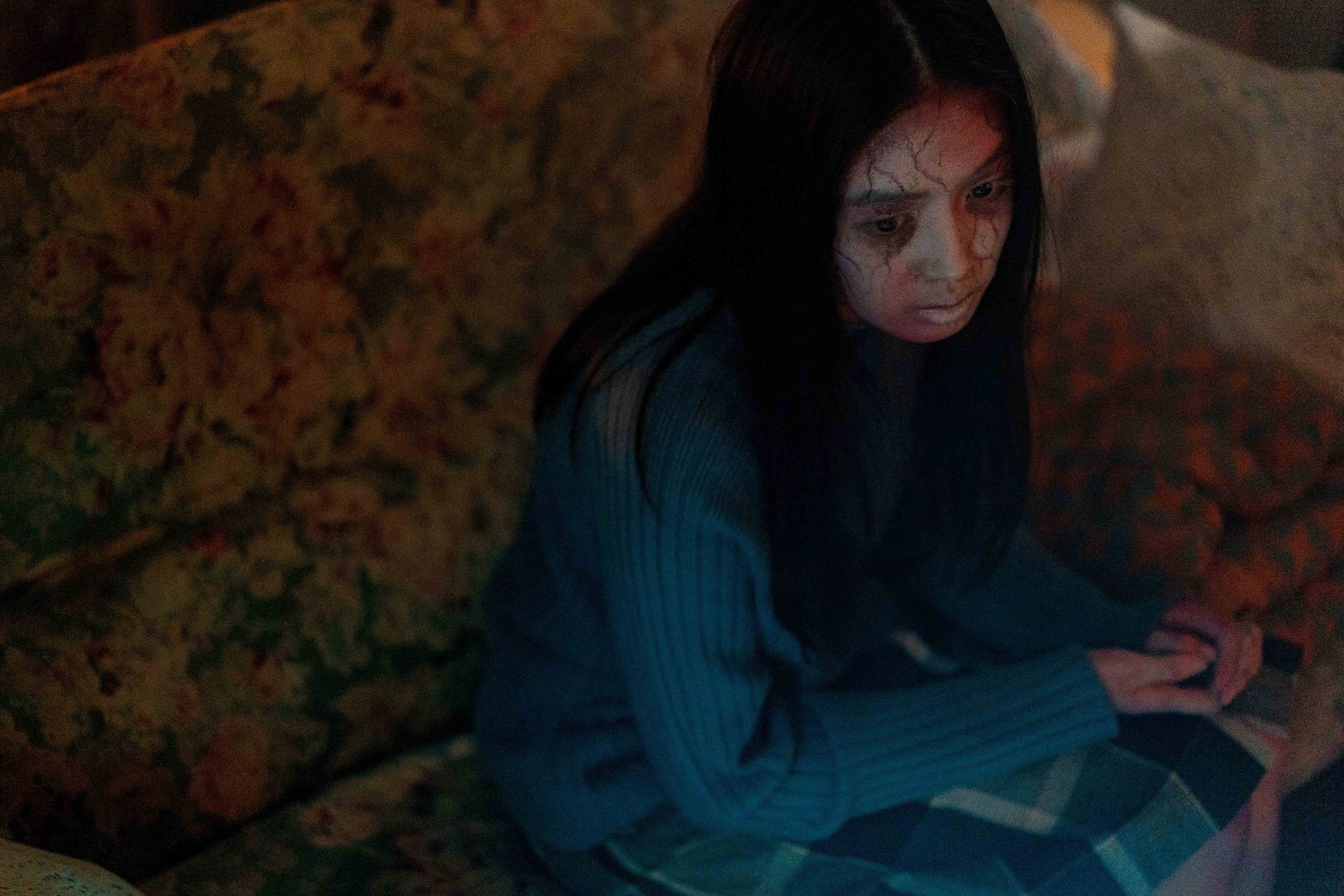 雷嘉汭的鬼妝每次要化3小時才完妝，還因為過於逼真嚇到初孟軒。（一群獨角鯨娛樂提供）