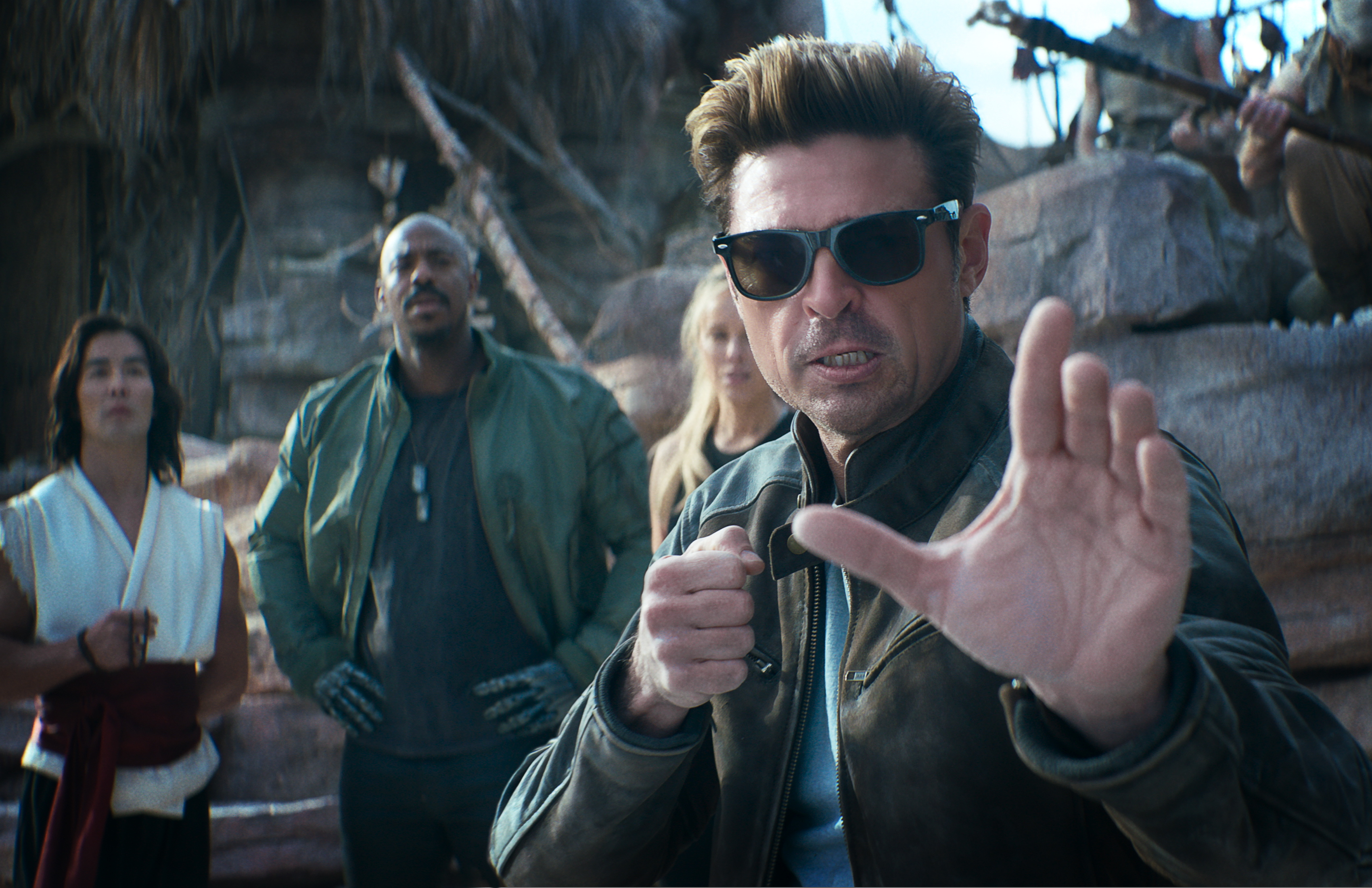 卡爾艾本的強尼凱吉造型，還原電玩當中，那頭永遠打不趴的頭髮。（華納兄弟提供）