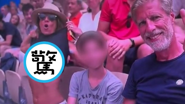 看網球賽變「看奶球」,地方媽媽面對鏡頭大方露!觀眾驚呆。(翻自《每日郵報》)
