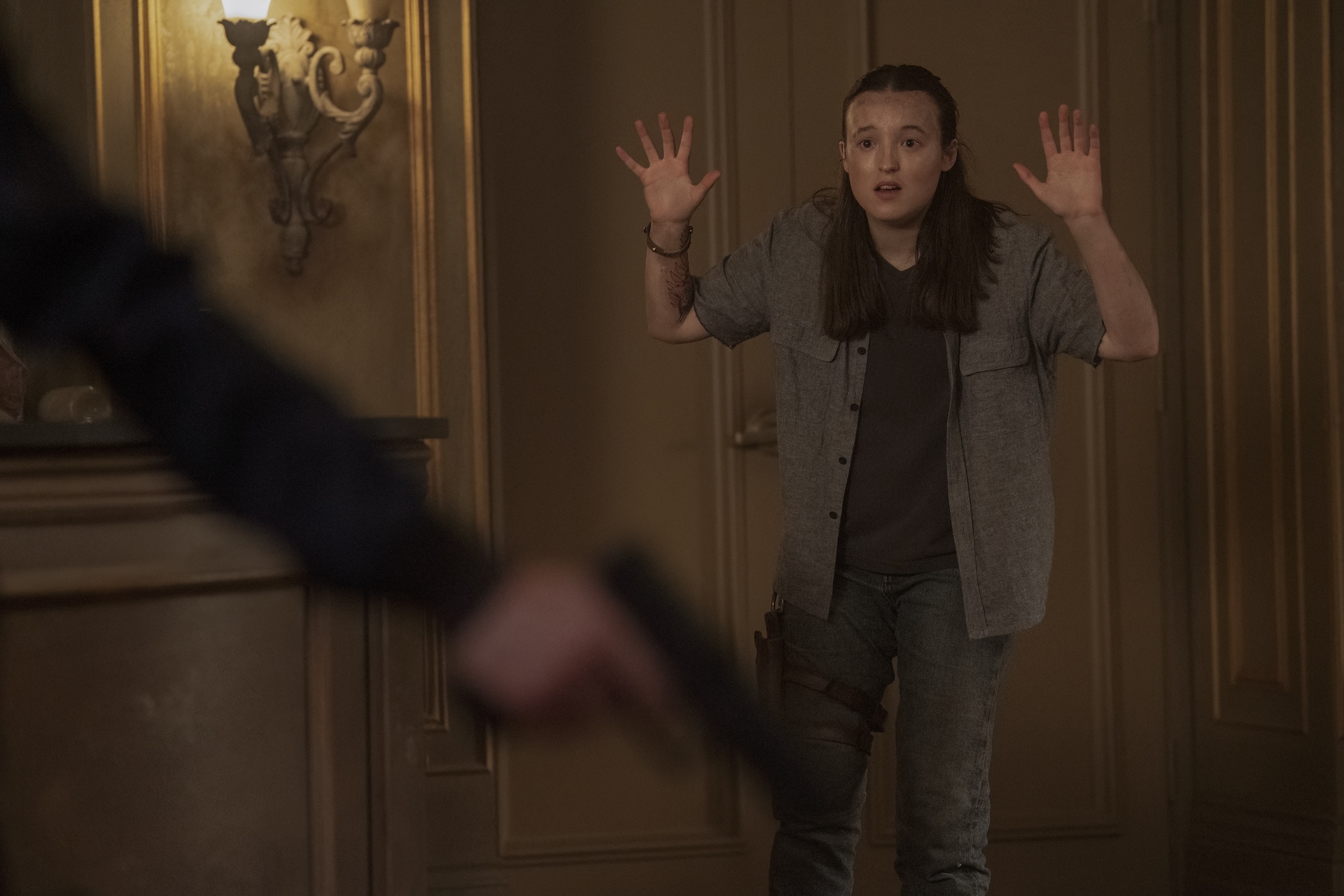 面對威脅，艾莉選擇投降，接下來卻是槍聲大作畫面全黑，一切要等第3季才知道。（Max提供）