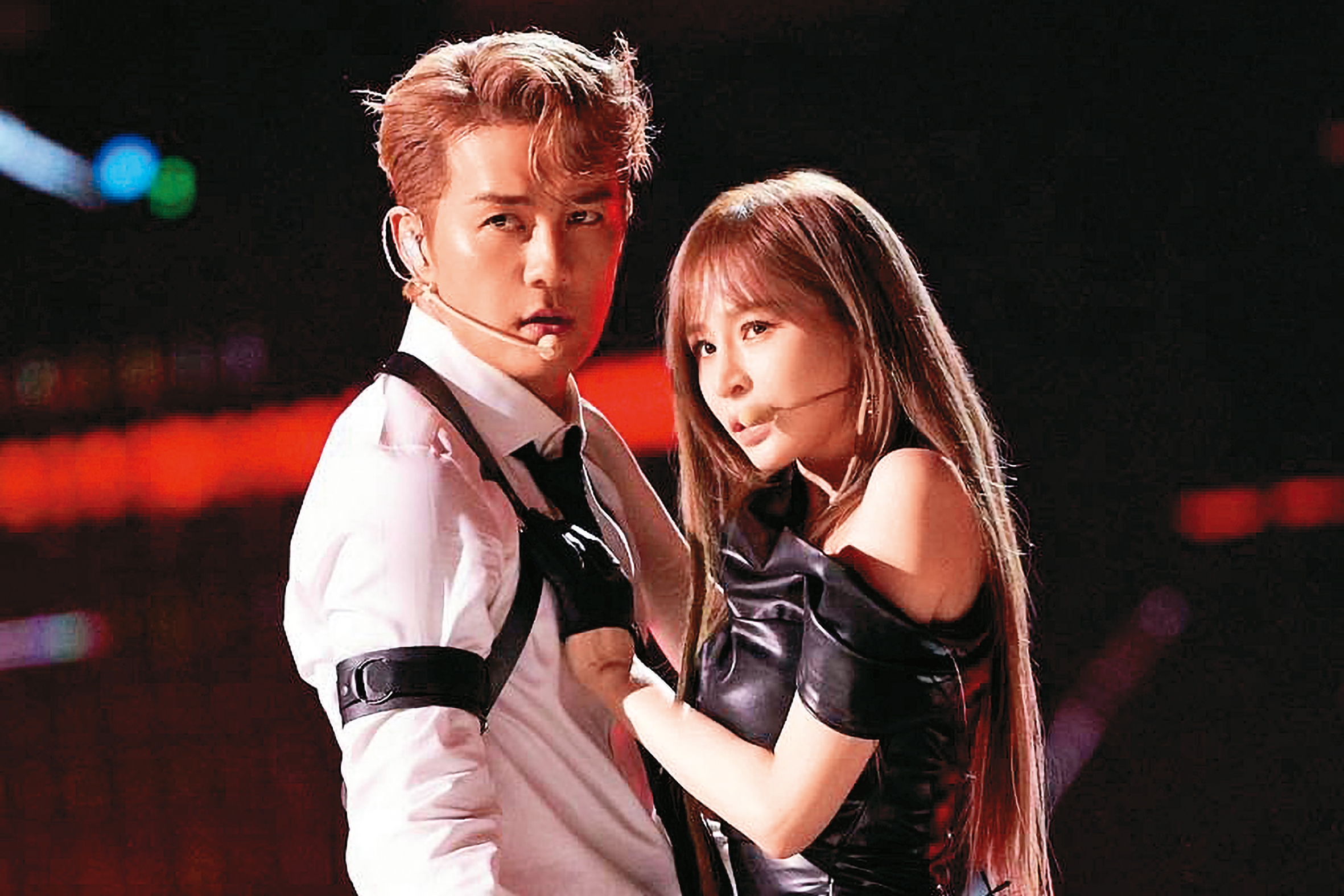 去年的跨年夜，王心凌（右）現身大陸bilibili網站活動開唱，也有和吳克群（左）合體演出。（翻攝自吳克群台灣後援會）