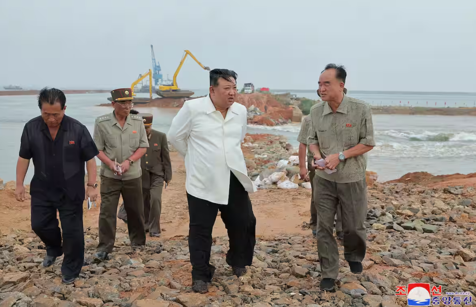 2023年卡努颱風重創北韓,金正恩相當不滿官員防颱。(朝中社)