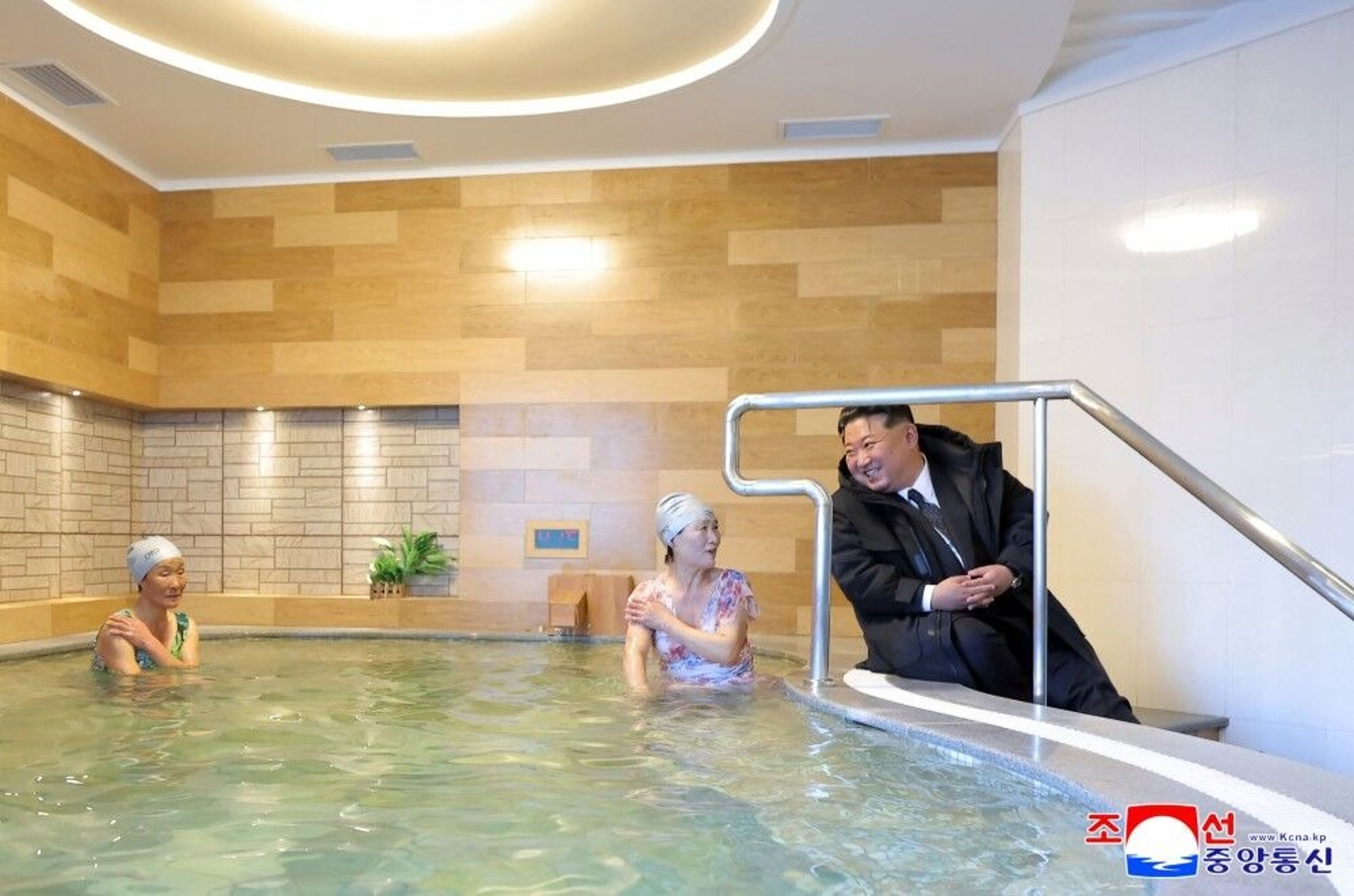 北韓領導人金正恩視察女湯被南韓網友批評。（翻攝自朝中社）