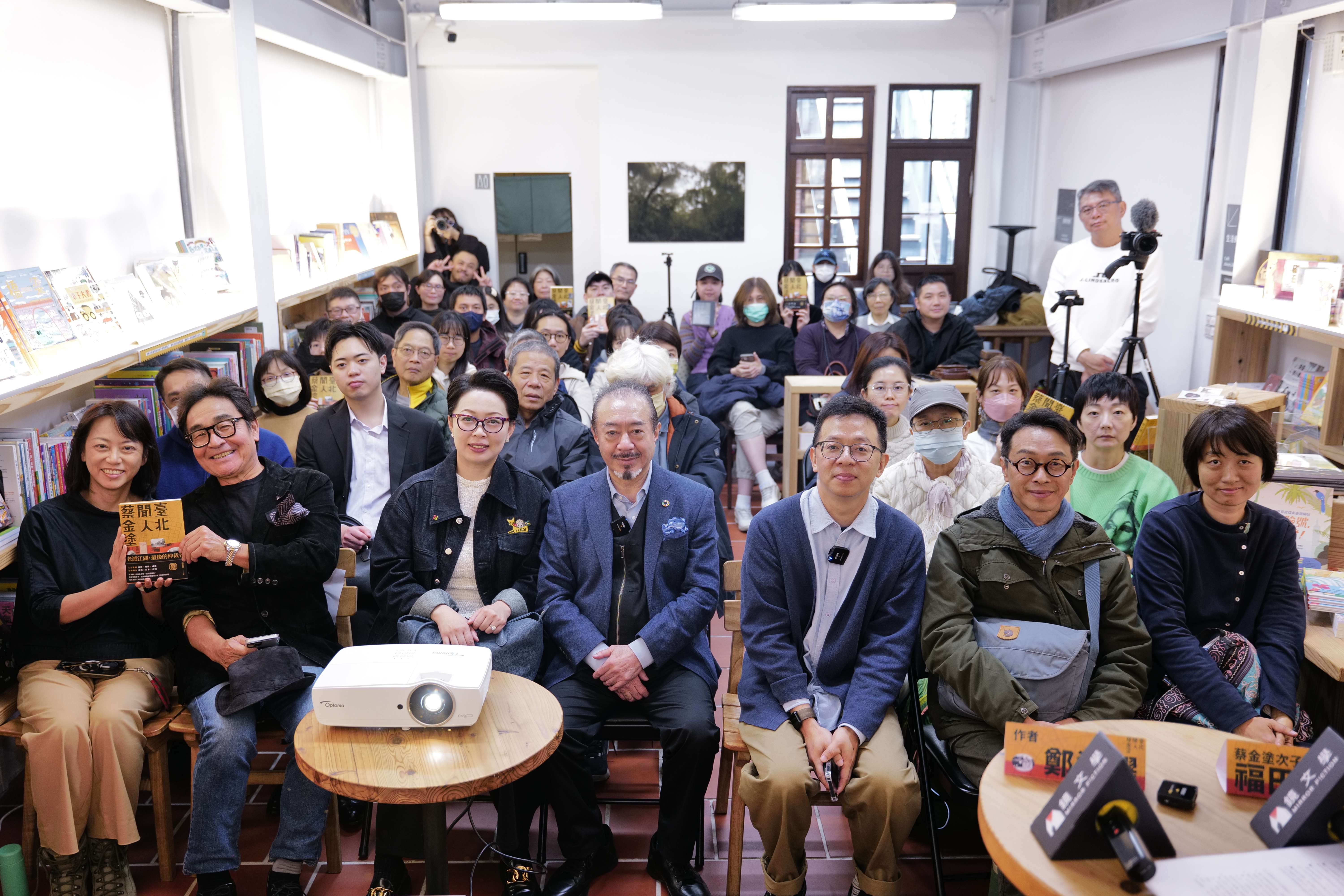 蔡金塗之子福田桂良、作者鄭進耀和現場讀者合影。（圖／鏡文學提供）