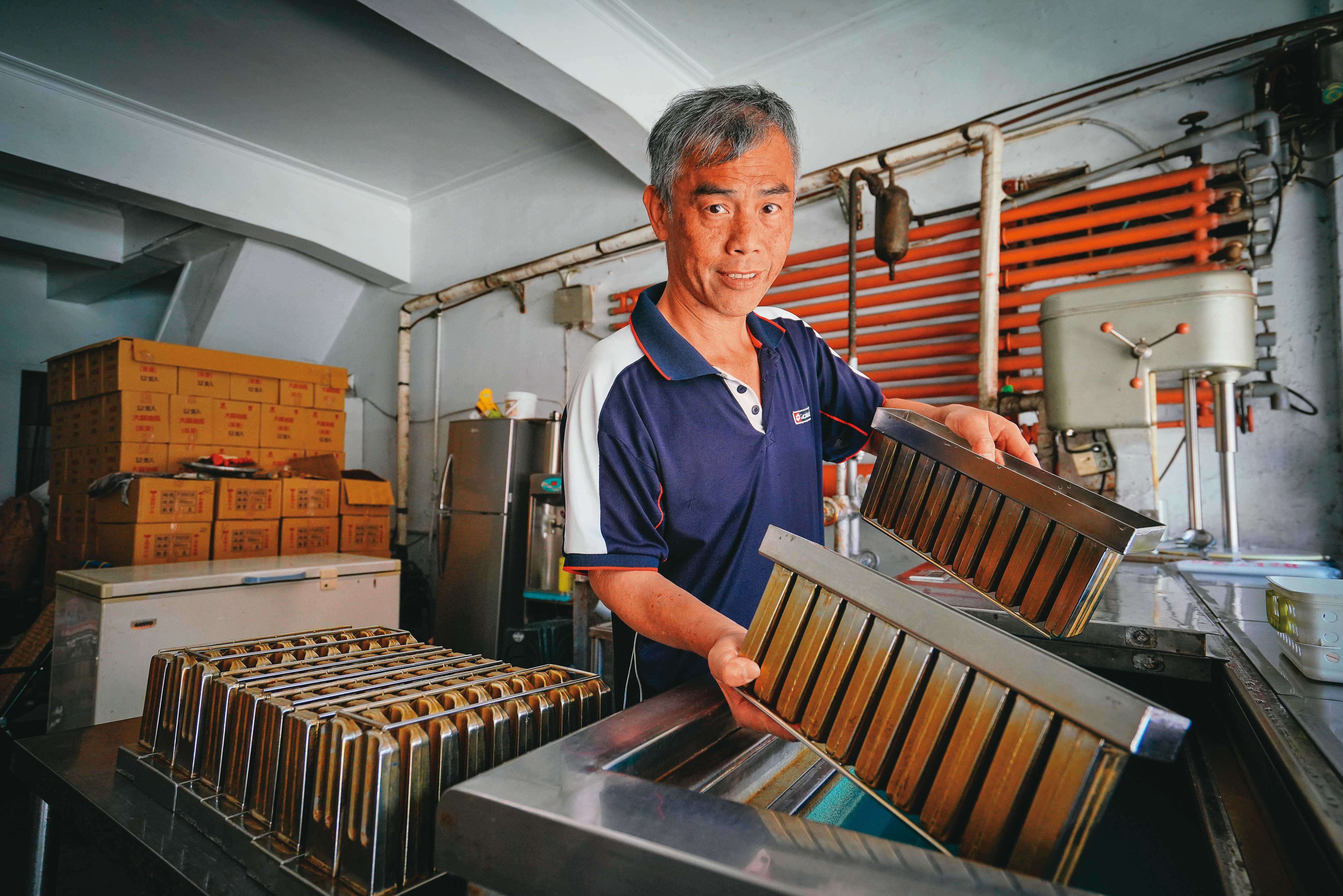 義順製冰廠第三代老闆陳智弘從小就學著製作冰棒。