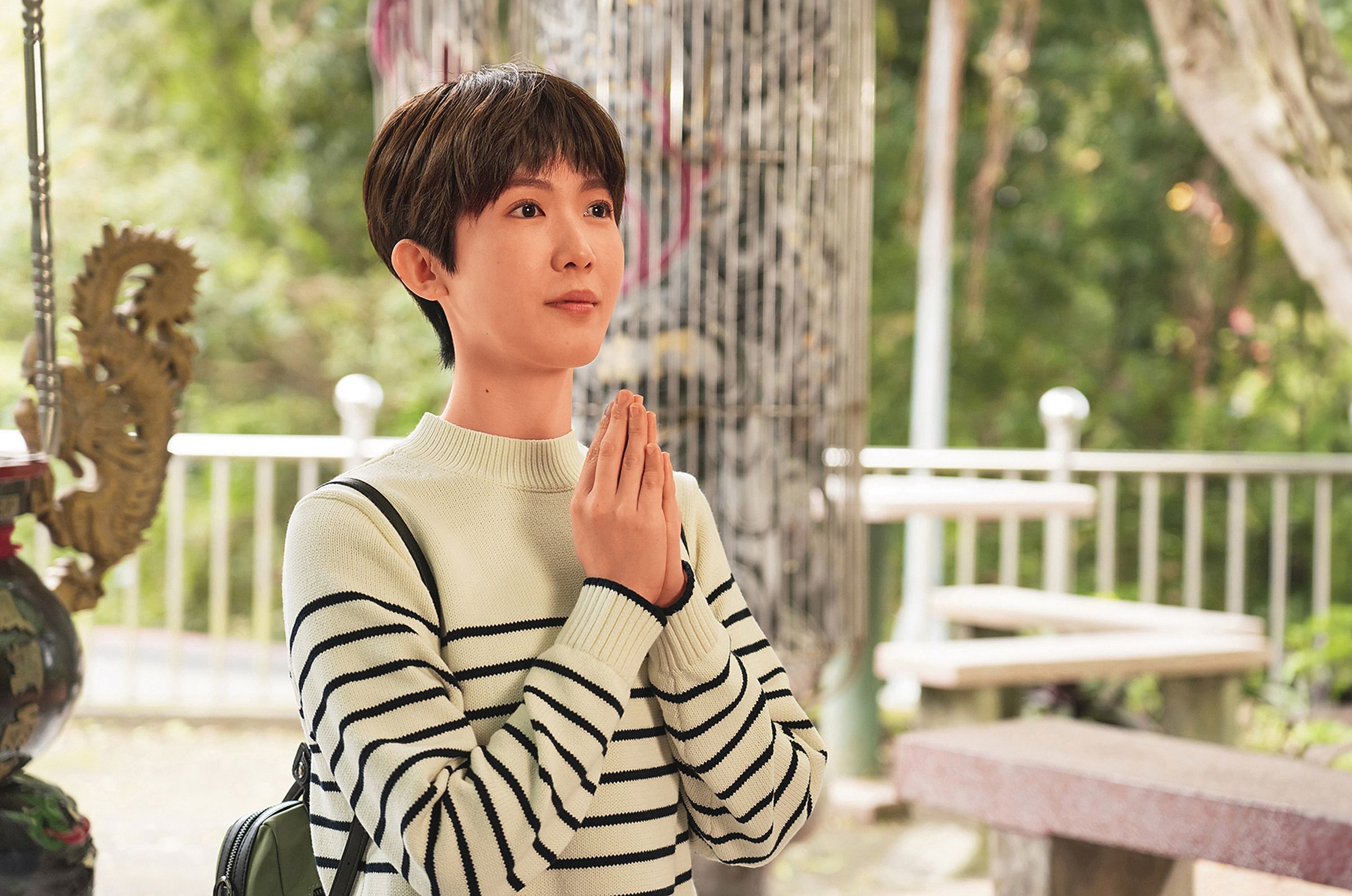 《你的婚姻不是你的婚姻—聖筊》孫可芳在神明面前祈求生活中的煩惱能一一克服。(公共電視提供)