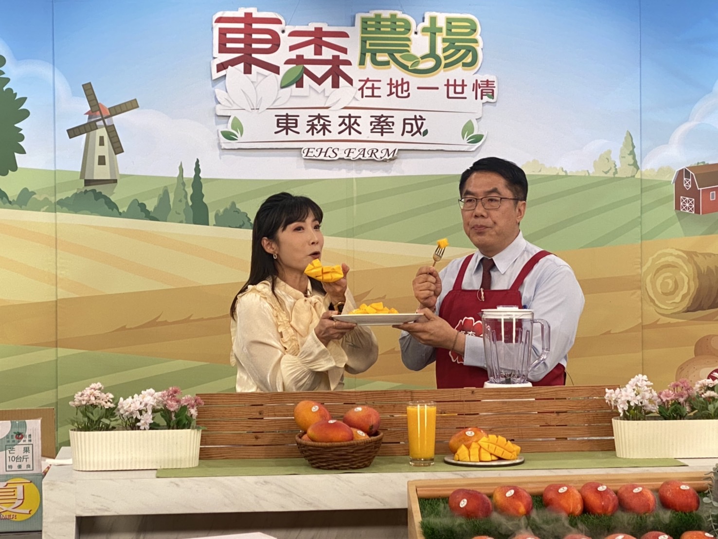 12公噸芒果40分鐘就完售，主持人又驚又喜，盛讚黃偉哲不愧是台南芒果的「最佳銷售員」。（南市府提供）