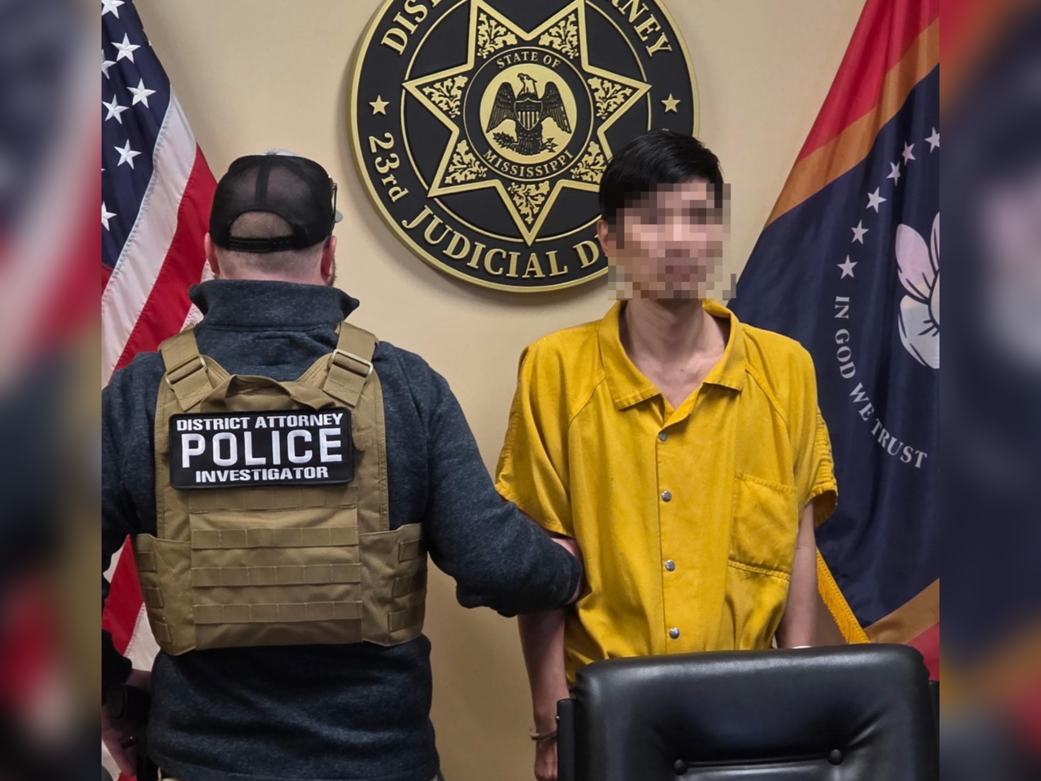 台男賴佳涉詐騙美國老人數百萬美金，在洛杉磯機場就逮，檢方近日依4重罪起訴。（翻攝自DeSoto County District Attorney's Office臉書）