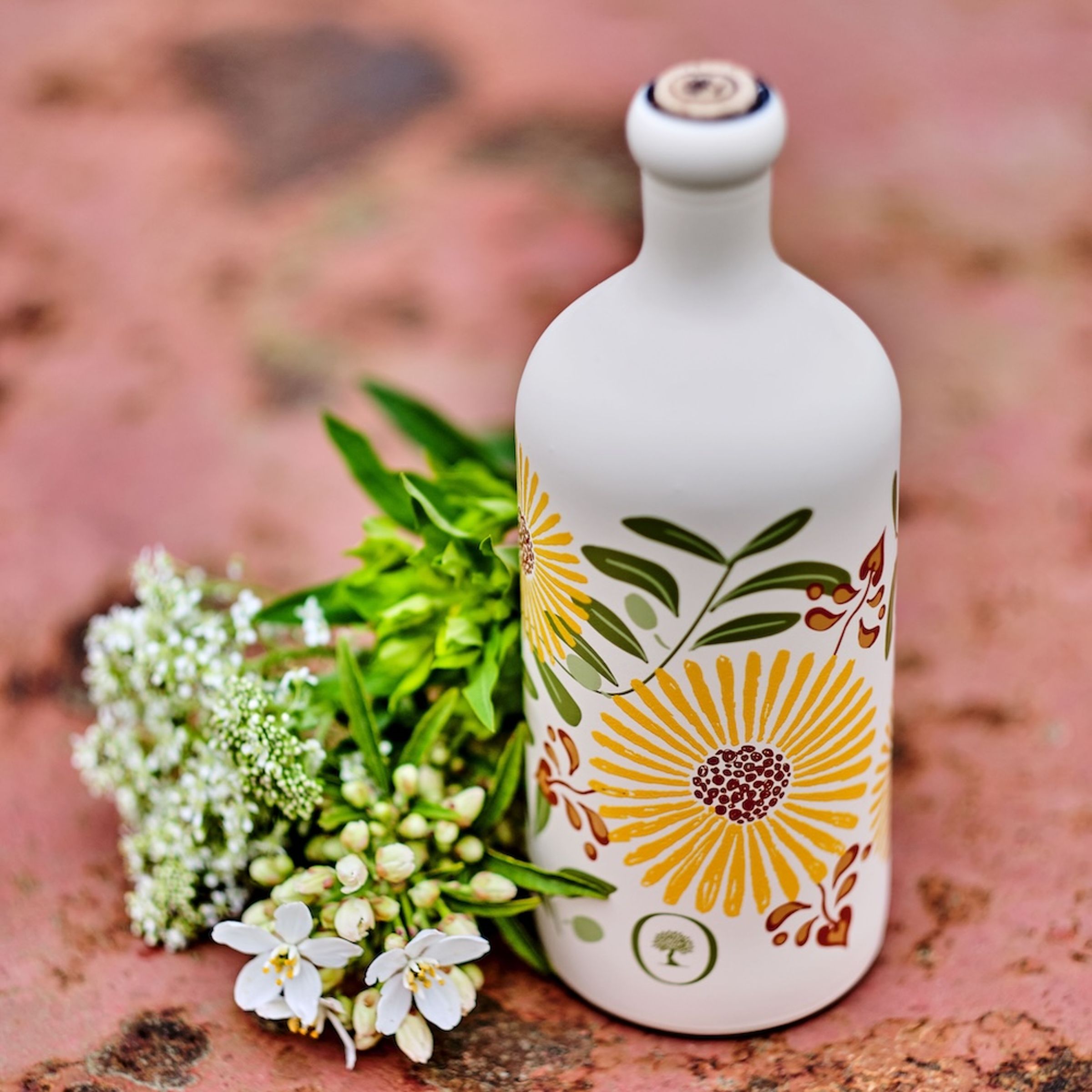 O&CO.季節限定的「西班牙夏日橄欖油」,帶著一絲薄荷清涼,罐子也美得讓人捨不得丟。(2,590元/瓶、500ml)(O&CO.提供)