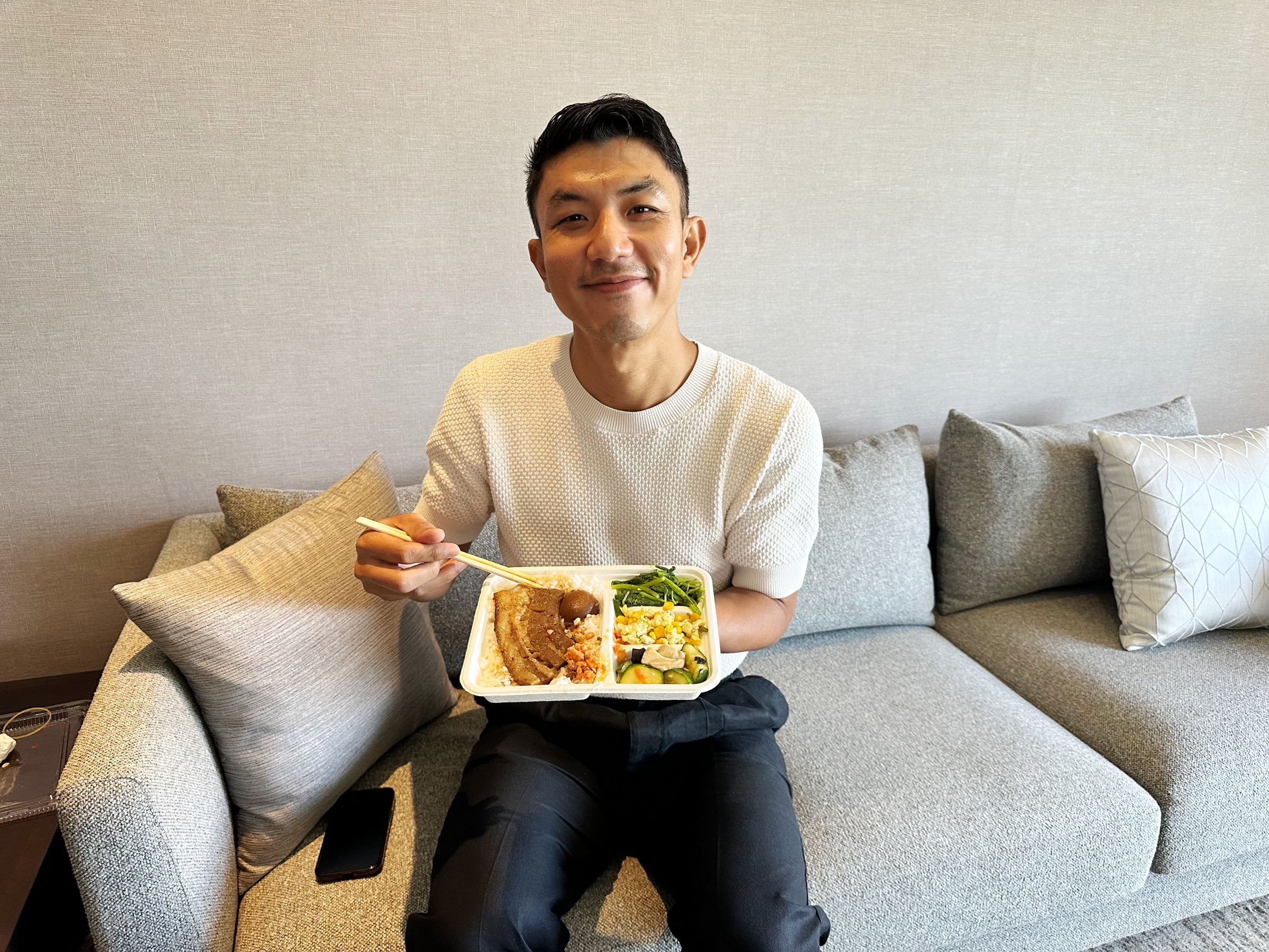 萬洛來台吃遍美食,回味他想念的味道之一焢肉飯。(牽猴子提供)