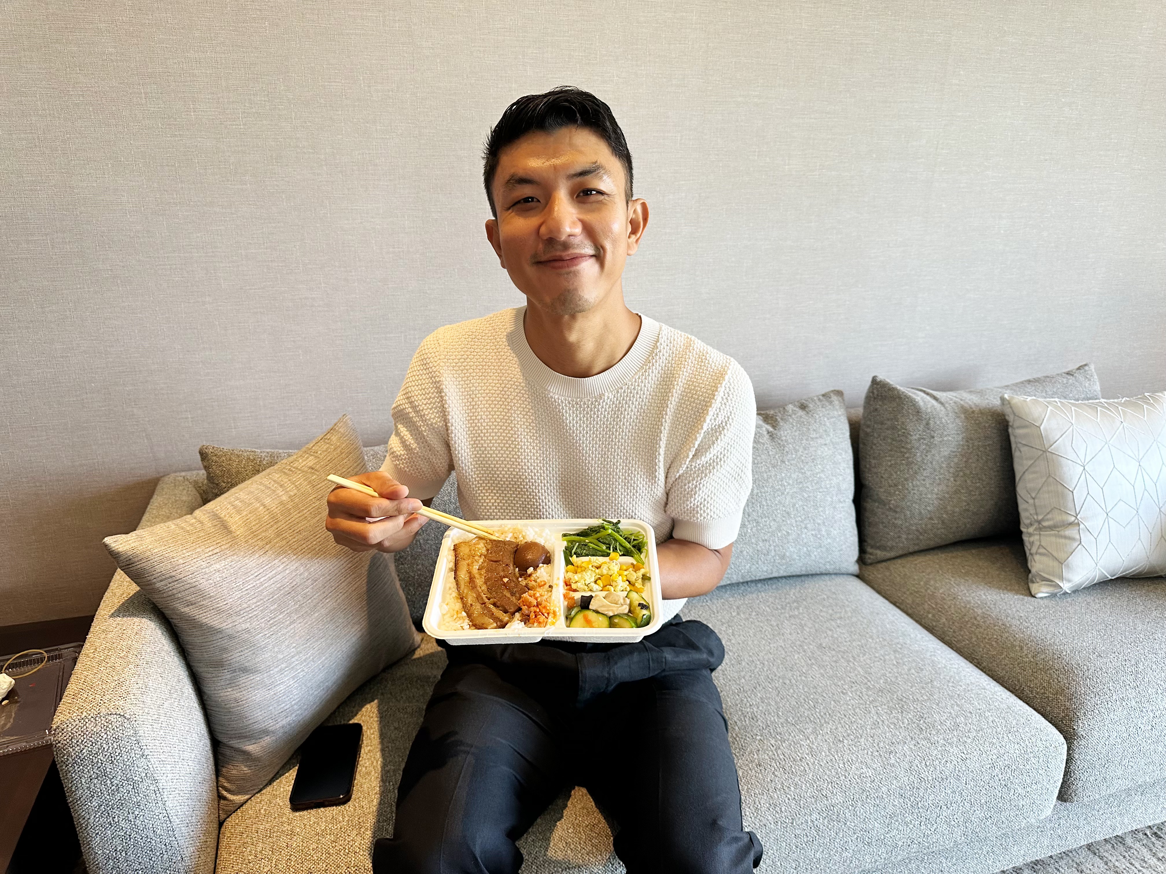 萬洛來台吃遍美食，回味他想念的味道之一焢肉飯。（牽猴子提供）