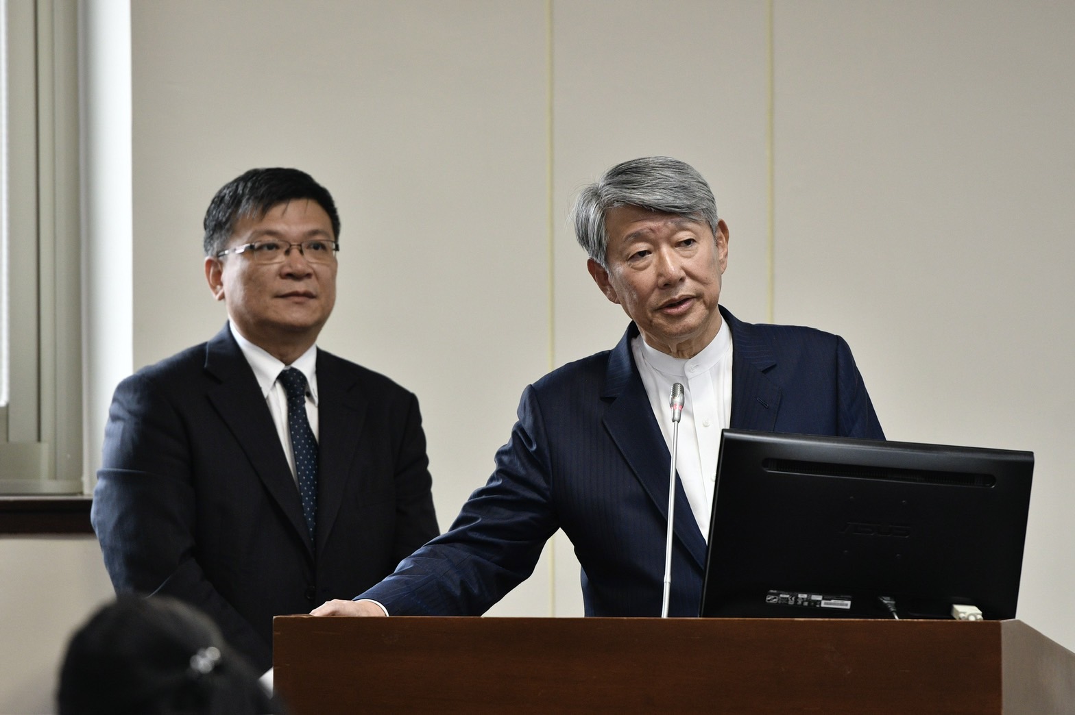 經濟部長郭智輝表示，「若有受邀就會去，沒受邀也尊重廠商決定」。（本刊資料照）
