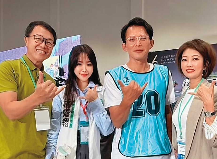 梅嬿翎（左2）的父母是前主播梅聖旻（左1）、吳中純（右1），全家人都是民眾黨的支持者。（翻攝梅嬿翎IG）