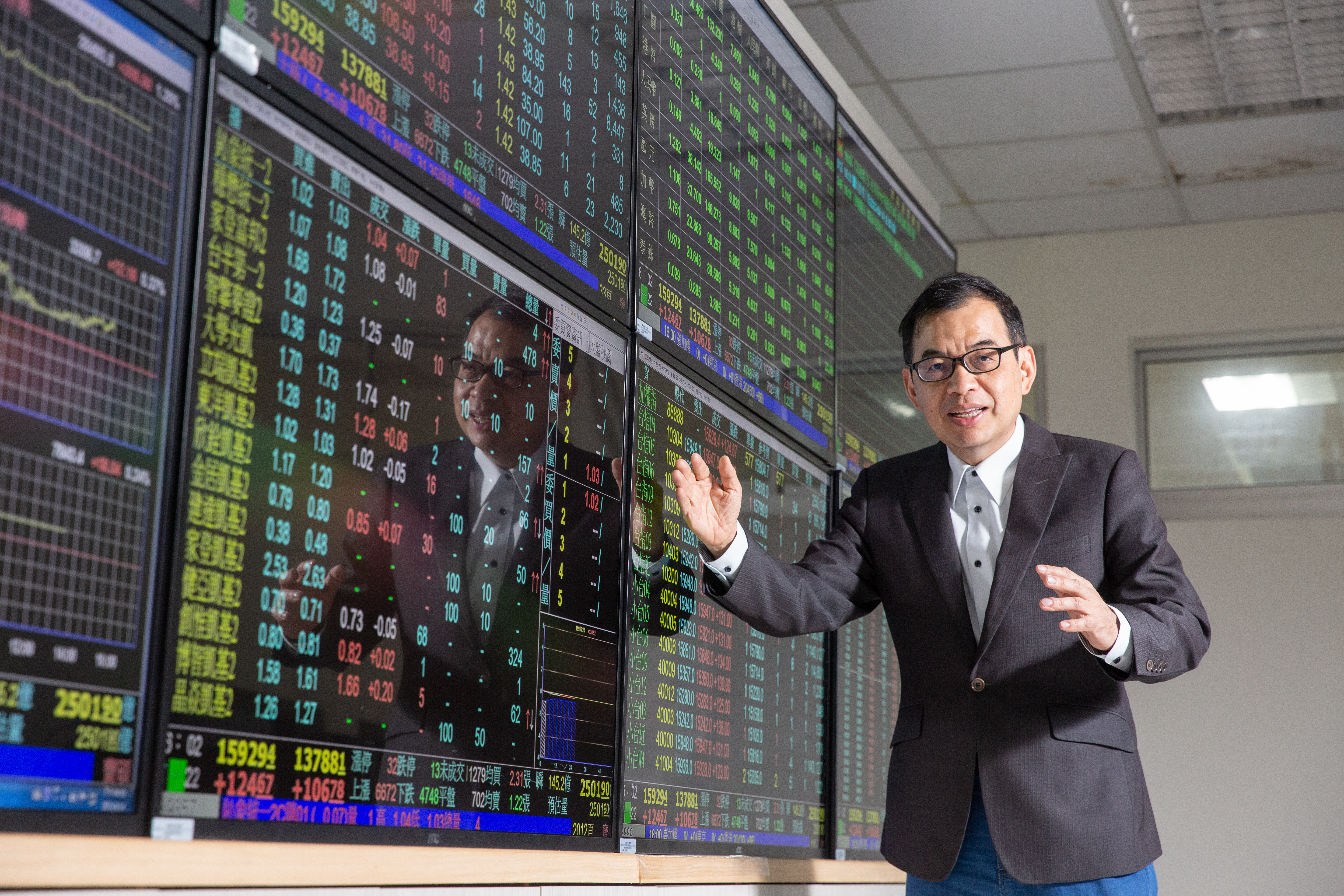 億元教授鄭廳宜分享龍年長抱好股，鎖定電動車趨勢。