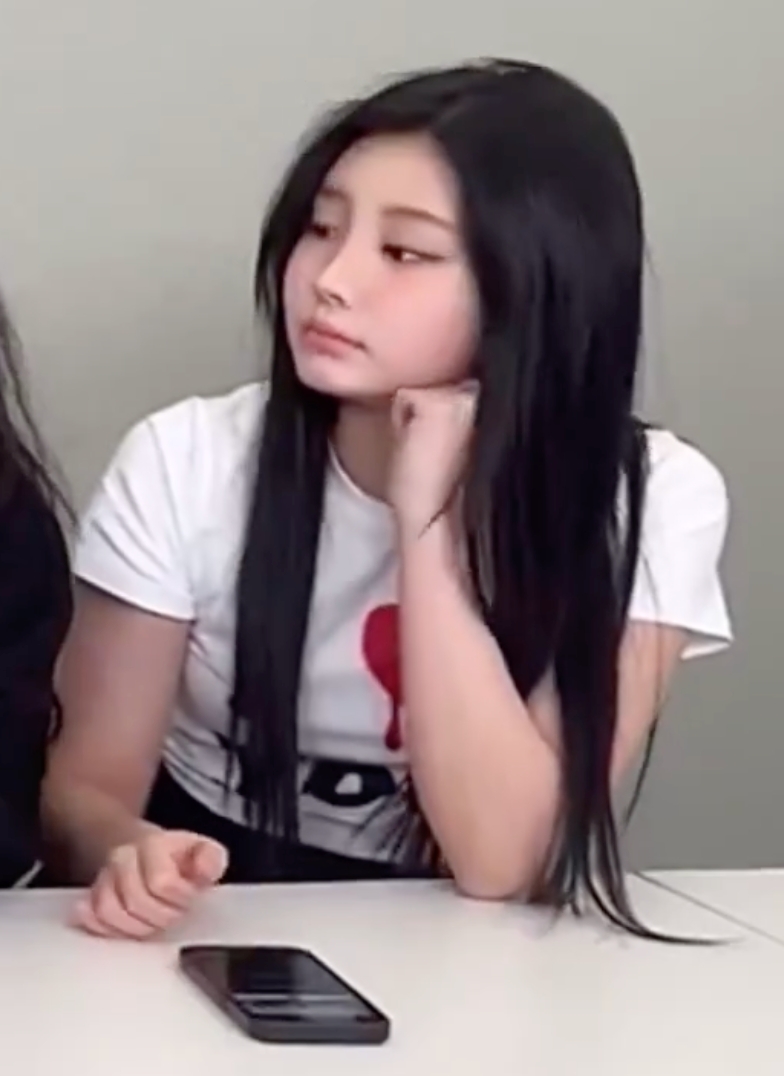 ILLIT成員沅禧（Wonhee）直播時表情凝重，專注在刪網友惡評。（網路圖片）