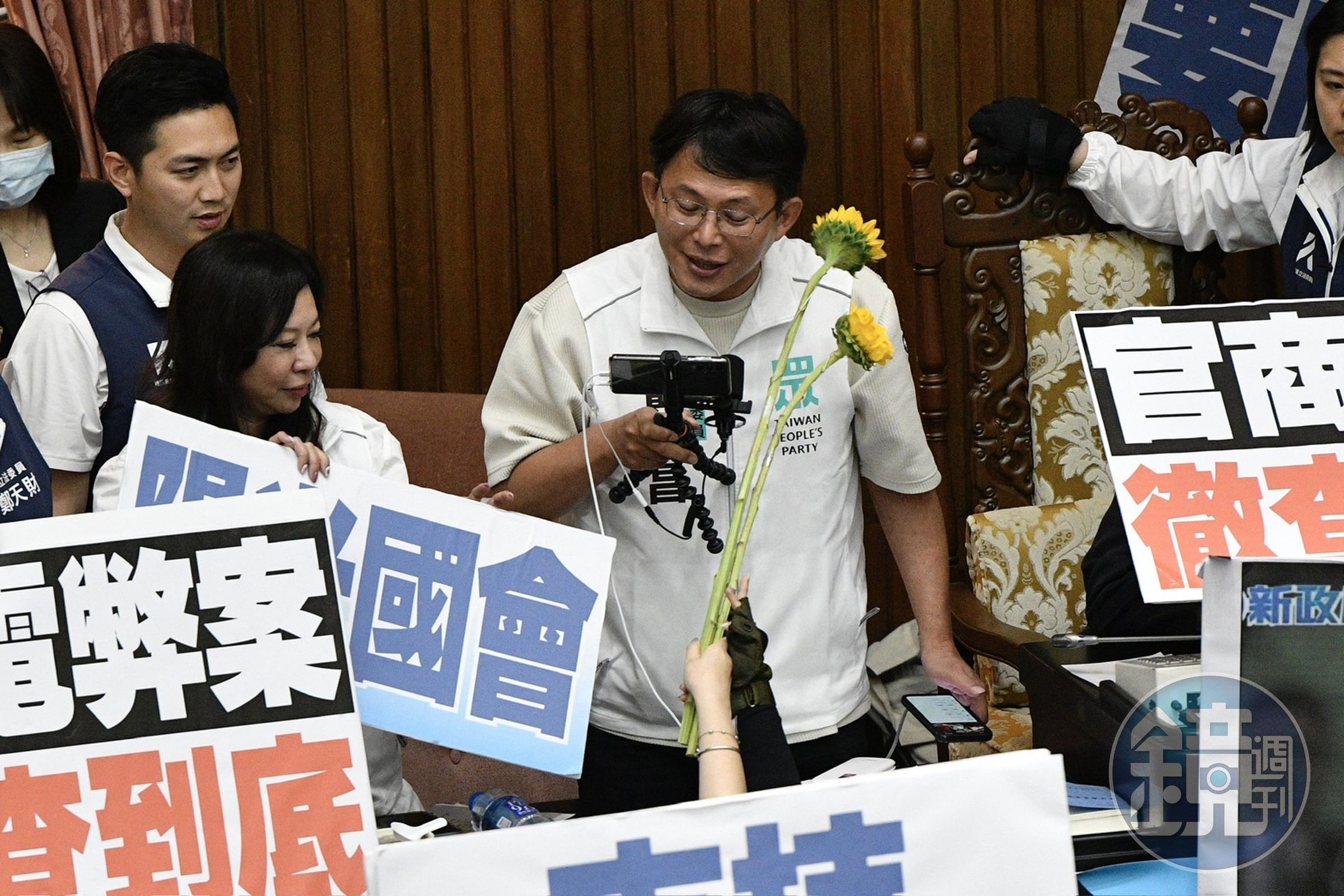 王婉諭昨晚在立法院外宣講痛批黃國昌背叛了10年前的自己，是這次黑箱審查的始作俑者。