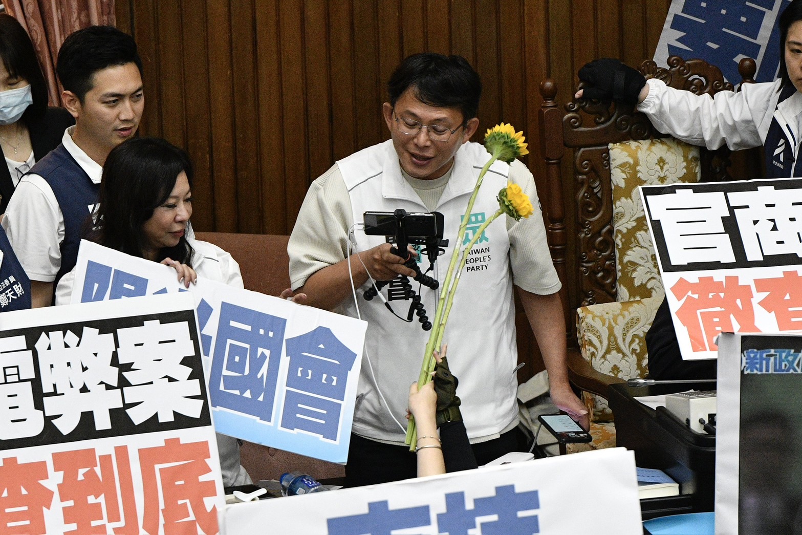 王婉諭昨晚在立法院外宣講痛批黃國昌背叛了10年前的自己，是這次黑箱審查的始作俑者。