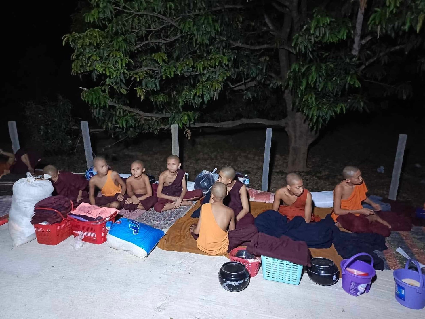 緬甸強震後不少寺廟倒塌，小沙彌們只能在空礦處席地休息。（受訪者提供）