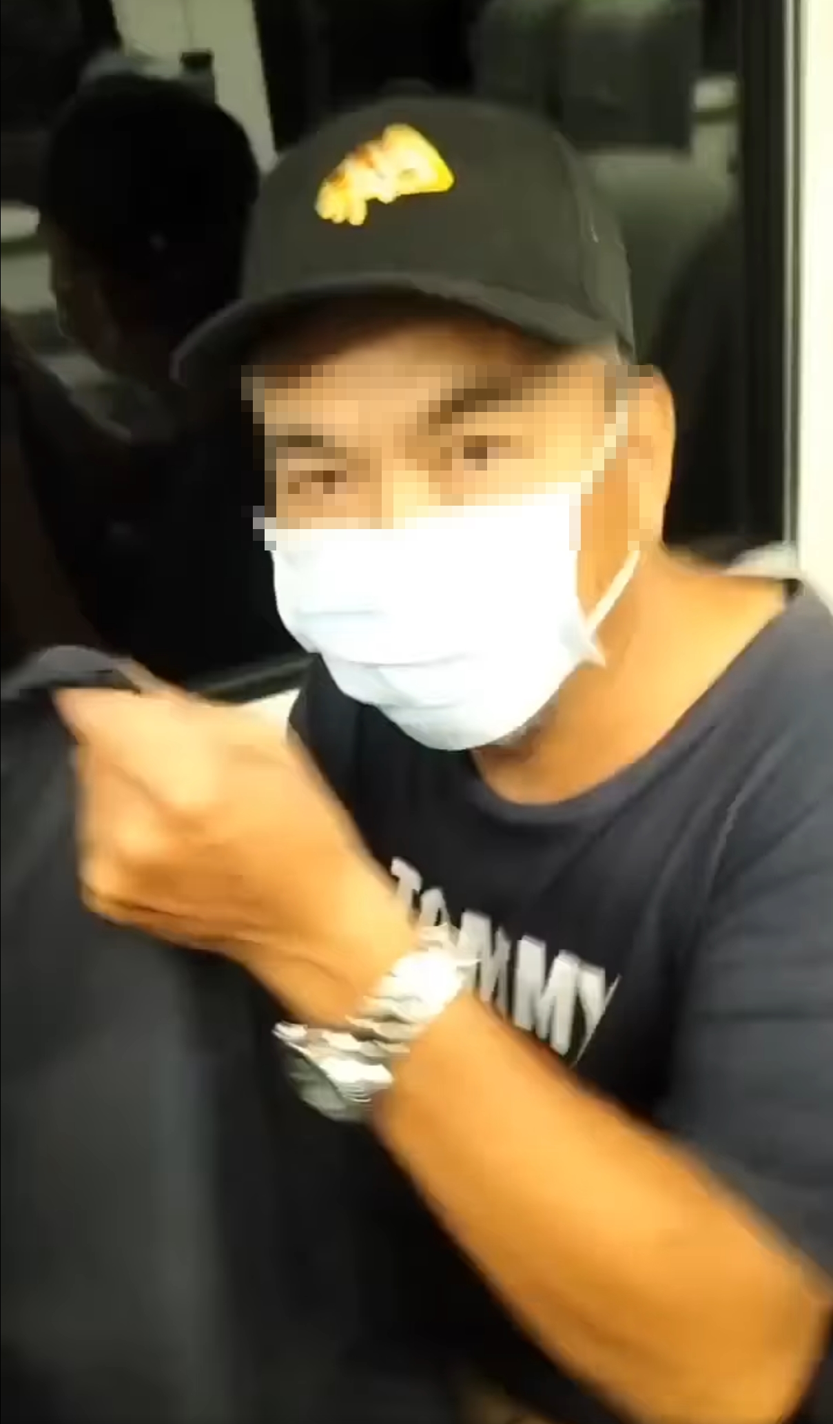 有乘客偷走列車上的衛生紙，並將其藏在隨身包包內。（翻攝自台灣便當管理局-附屬鐵路部臉書）