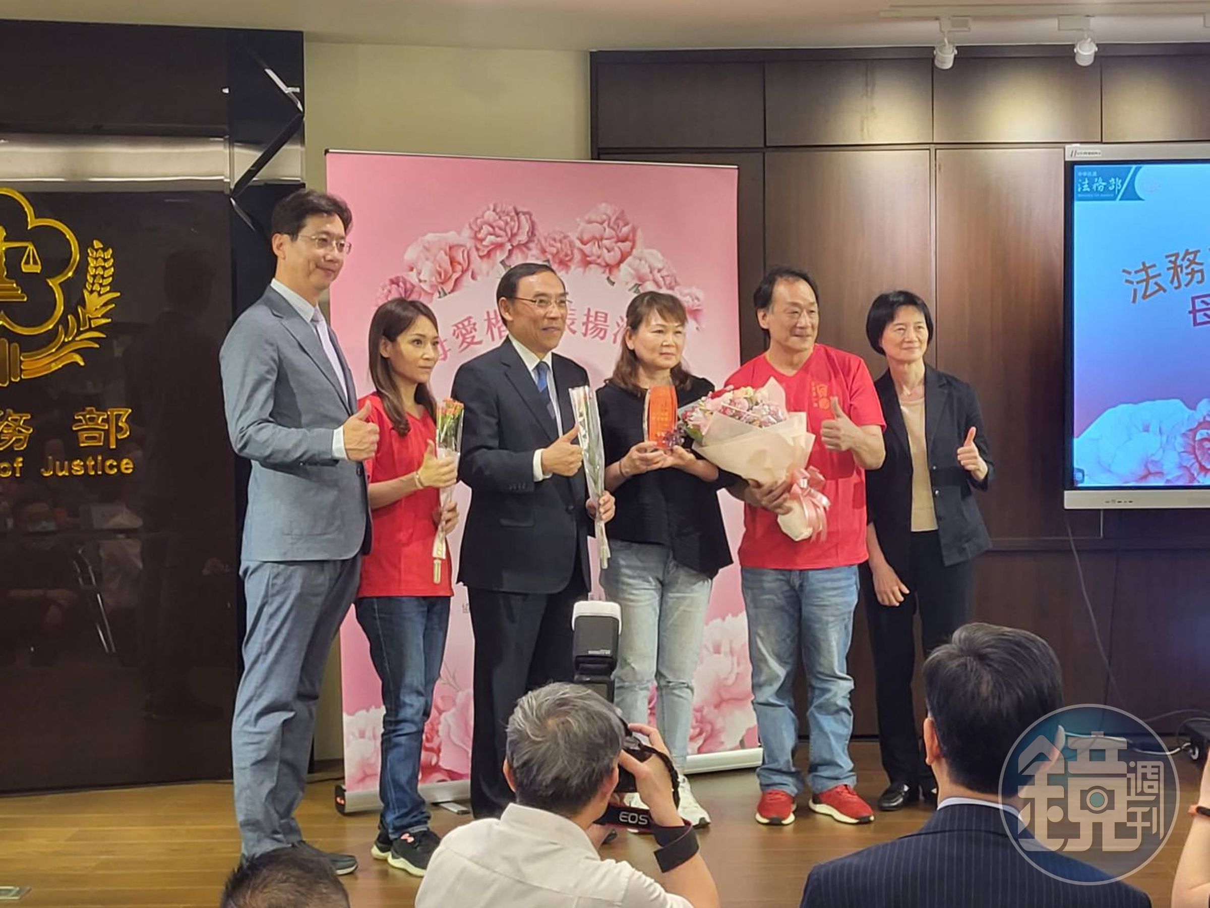 法務部今天辦理司法保護母愛楷模表揚活動，由部長蔡清祥表揚這些媽媽們的溫柔堅毅，並傳達法務部與媽媽們一起攜手為司法保護工作而努力。