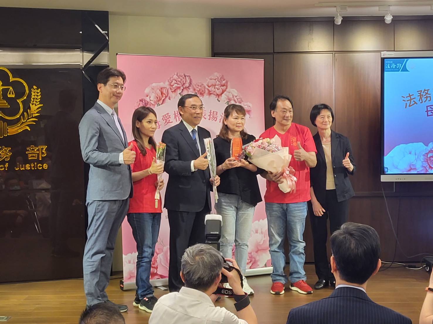 法務部今天辦理司法保護母愛楷模表揚活動，由部長蔡清祥表揚這些媽媽們的溫柔堅毅，並傳達法務部與媽媽們一起攜手為司法保護工作而努力。