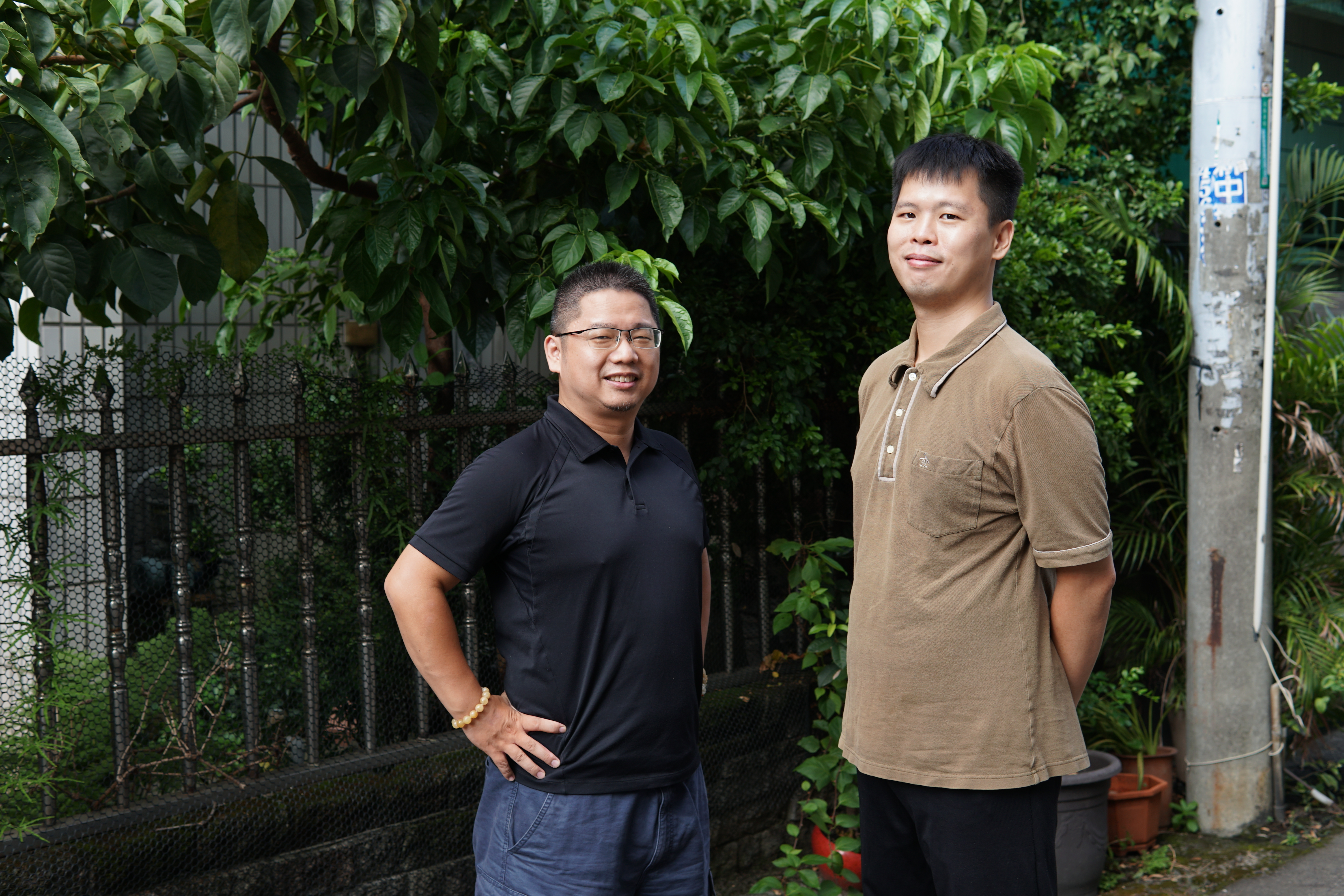 《友繪的小梅屋記事簿》是清水（右）的第一本商業漫畫創作，同人社團「三色坊」負責人Haku（左）擔任故事協力。