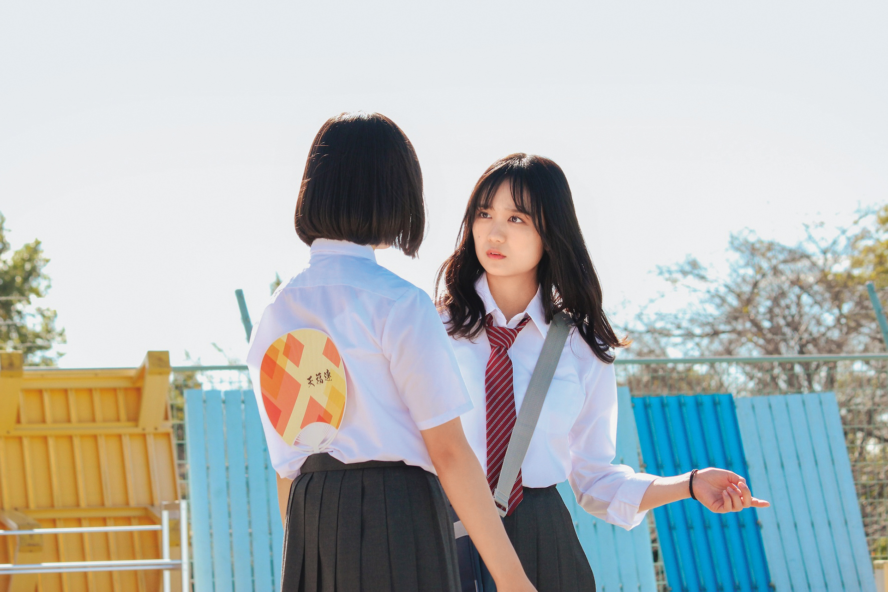 女孩們因為缺課被要求掃游泳池，她們各自懷抱著不同的煩惱。（天馬行空提供）