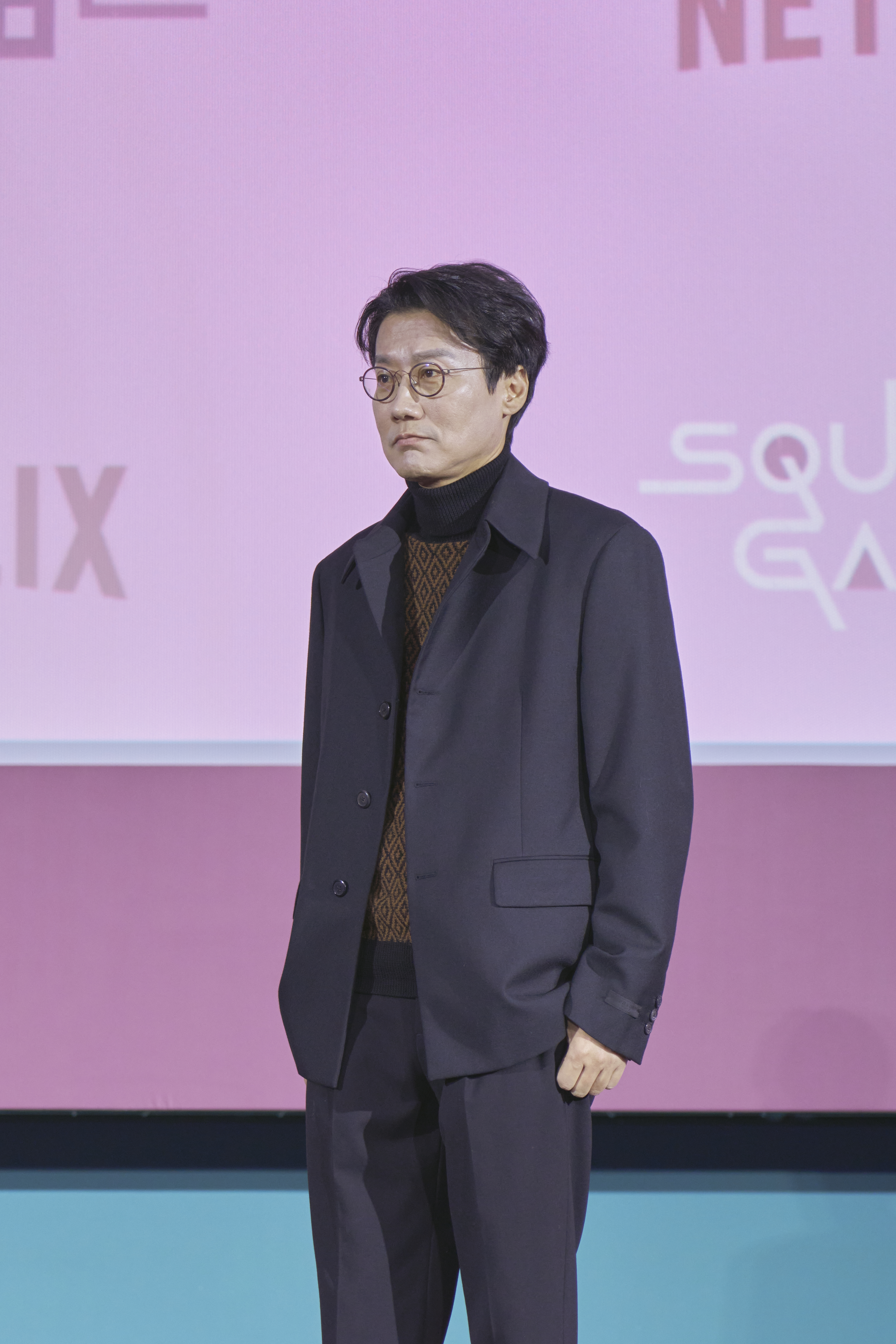 導演黃東赫則透露拍第一季壓力大到掉了8顆牙,現在的牙齒的狀況也不好,面臨植牙危機。(Netflix提供)