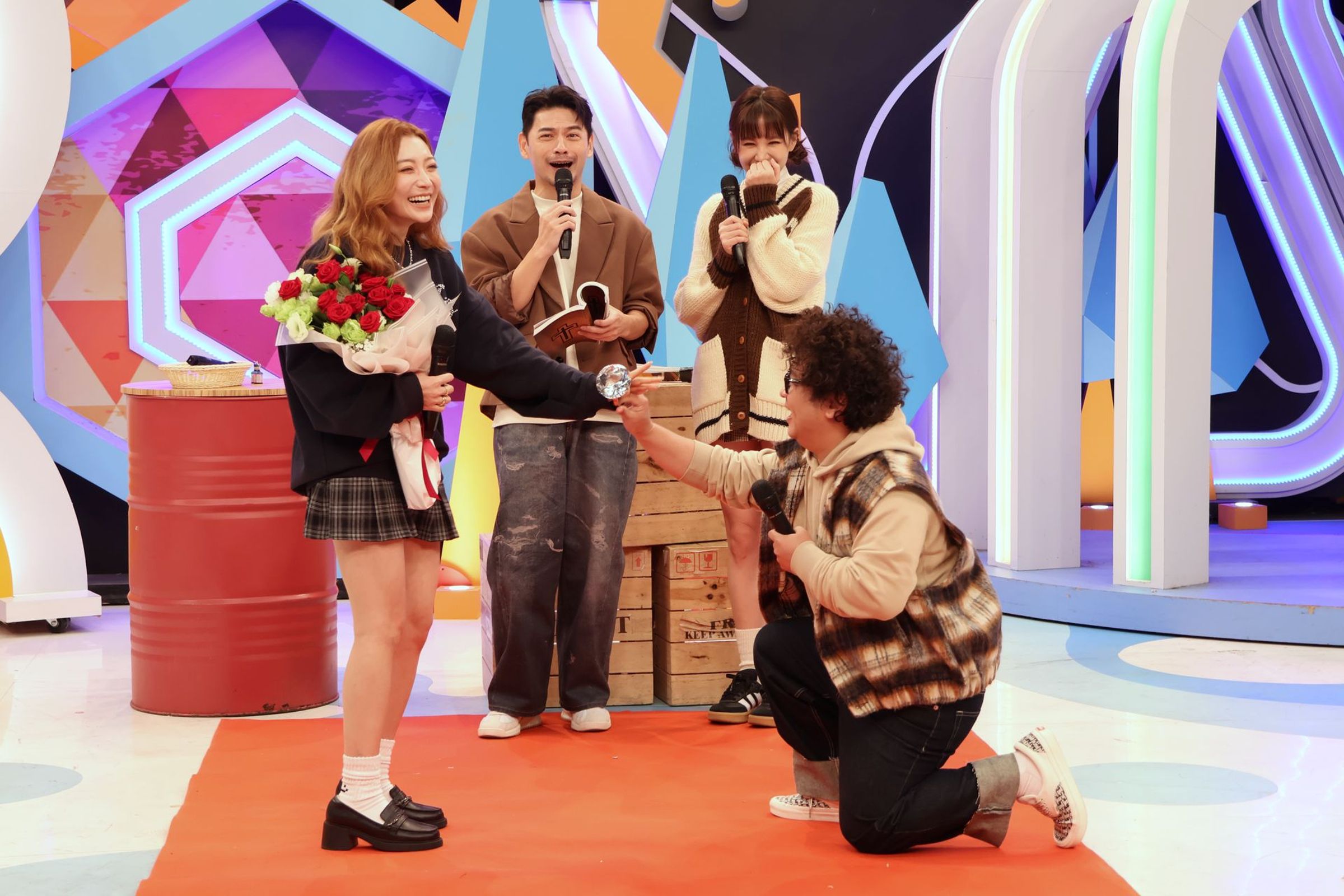 阿Ken（後左）與安心亞（後右）一同見證納豆（前右）求婚依依（前左）。（中天電視提供）