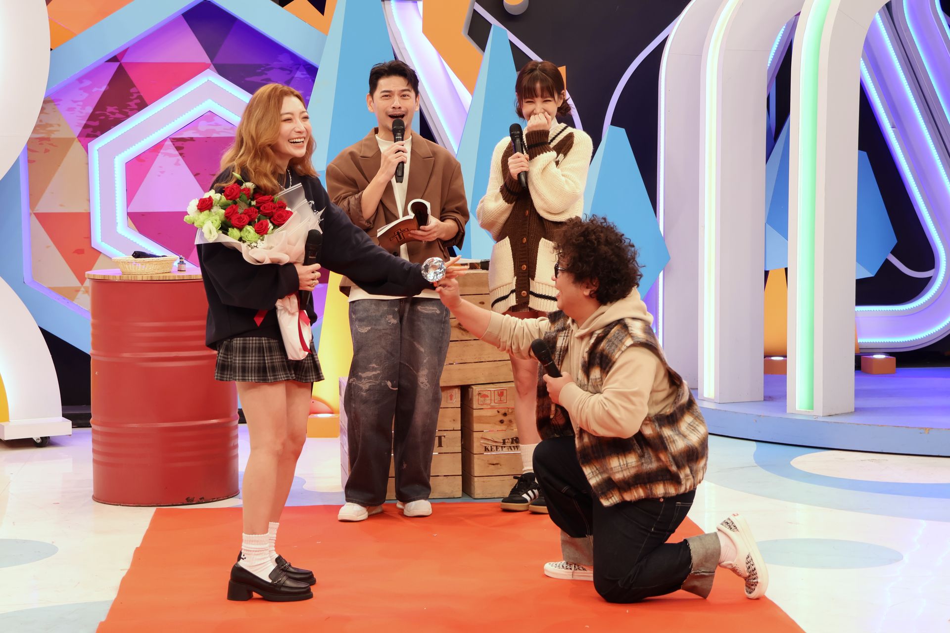 阿Ken(後左)與安心亞(後右)一同見證納豆(前右)求婚依依(前左)。(中天電視提供)