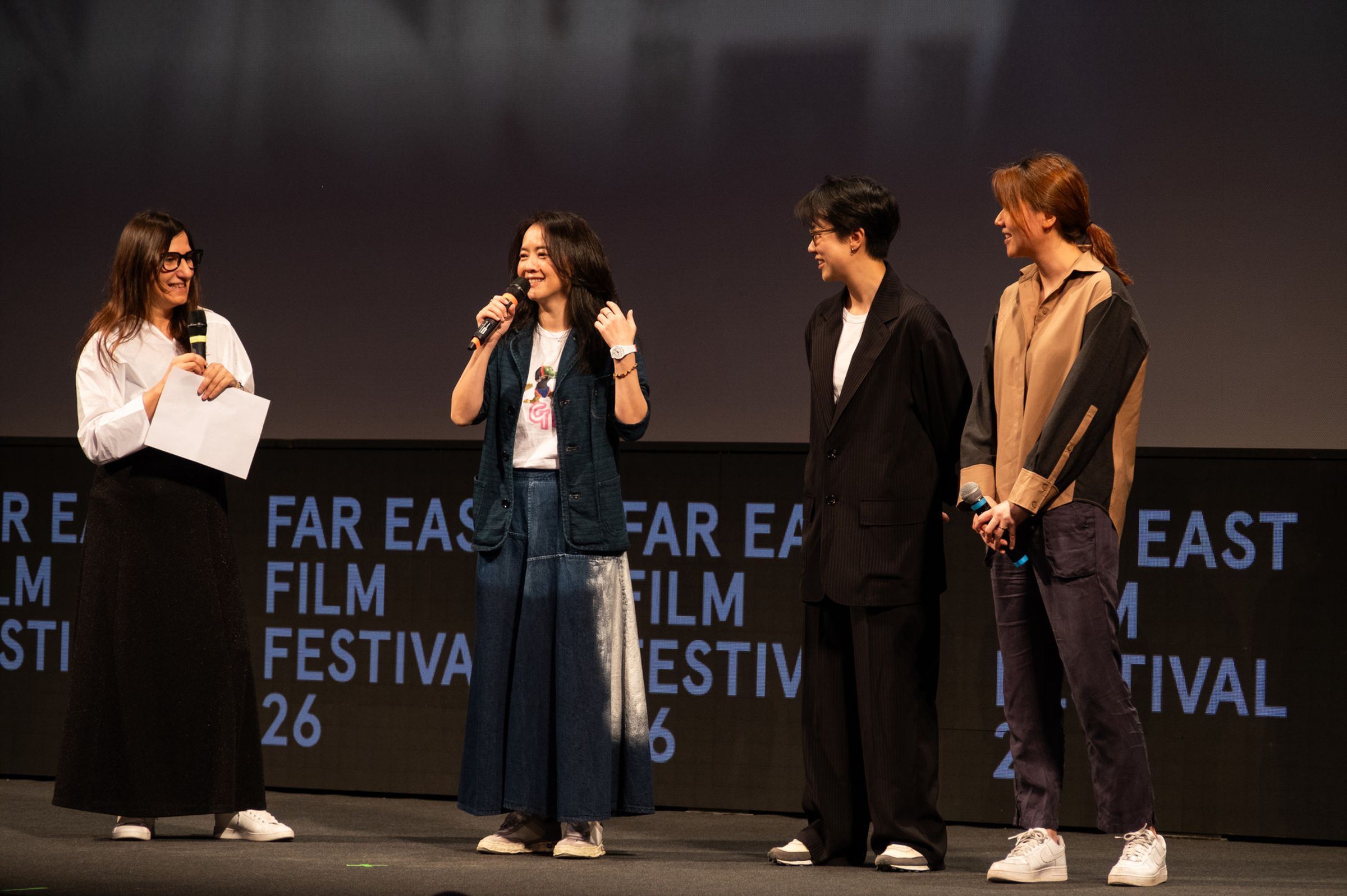 《愛情城事》應邀赴烏甸尼遠東國際影展放映，曾寶儀（左二）和馬君慈（右二）出席相關活動。（烏甸尼遠東國際影展提供）