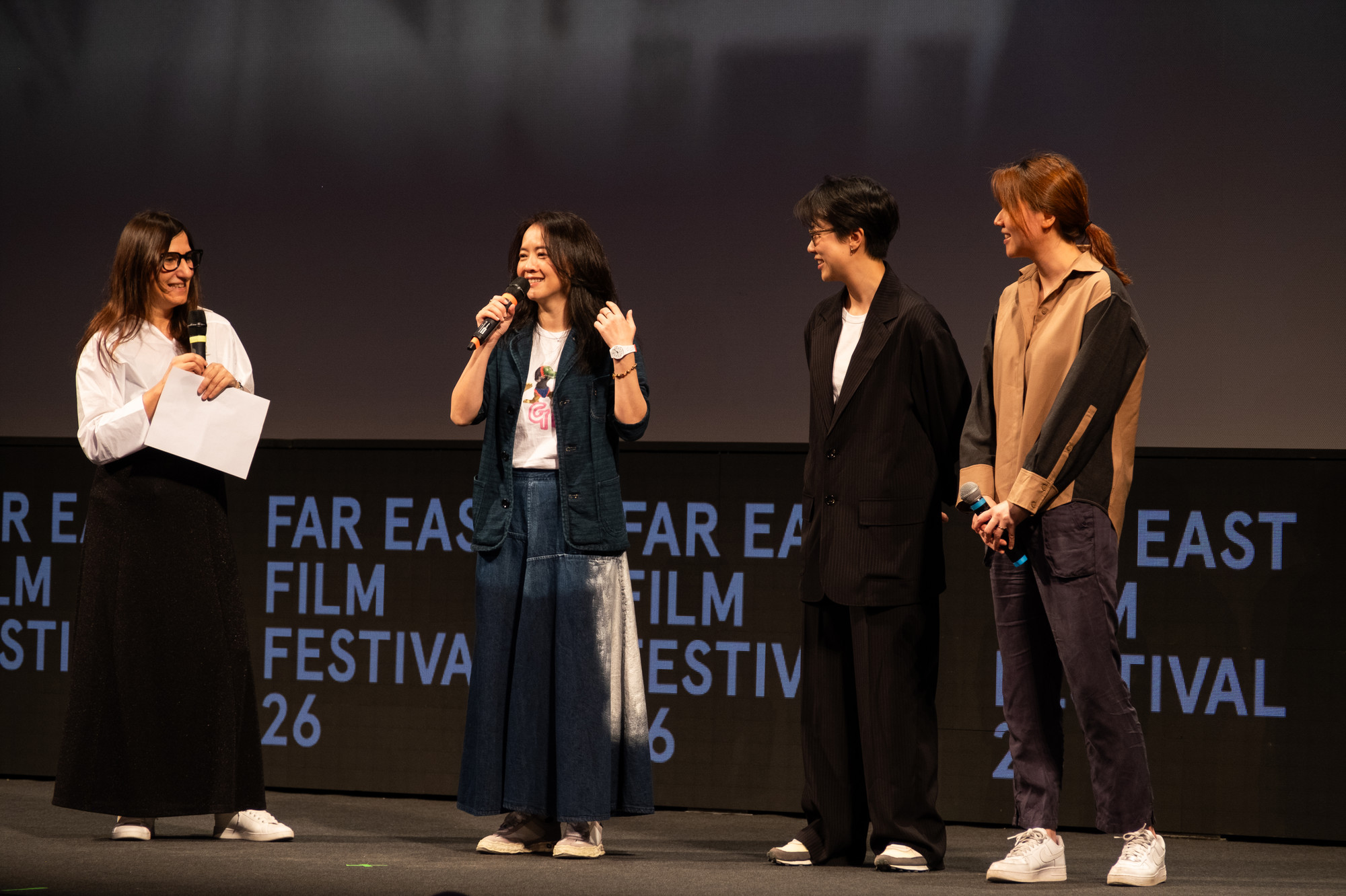 《愛情城事》應邀赴烏甸尼遠東國際影展放映,曾寶儀(左二)和馬君慈(右二)出席相關活動。(烏甸尼遠東國際影展提供)