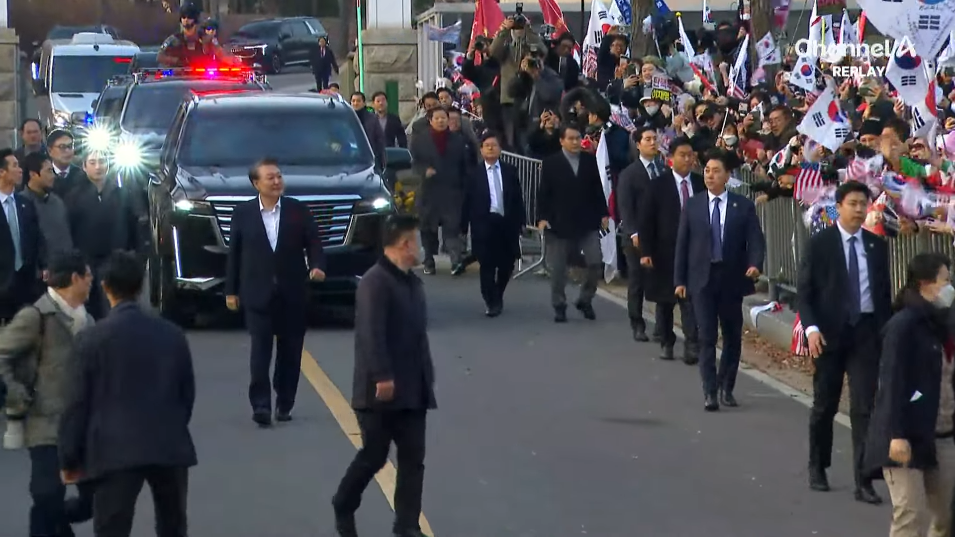 尹錫悅被拘留52天後獲釋，支持者熱烈歡呼迎接。（翻攝自YouTube 채널A News）